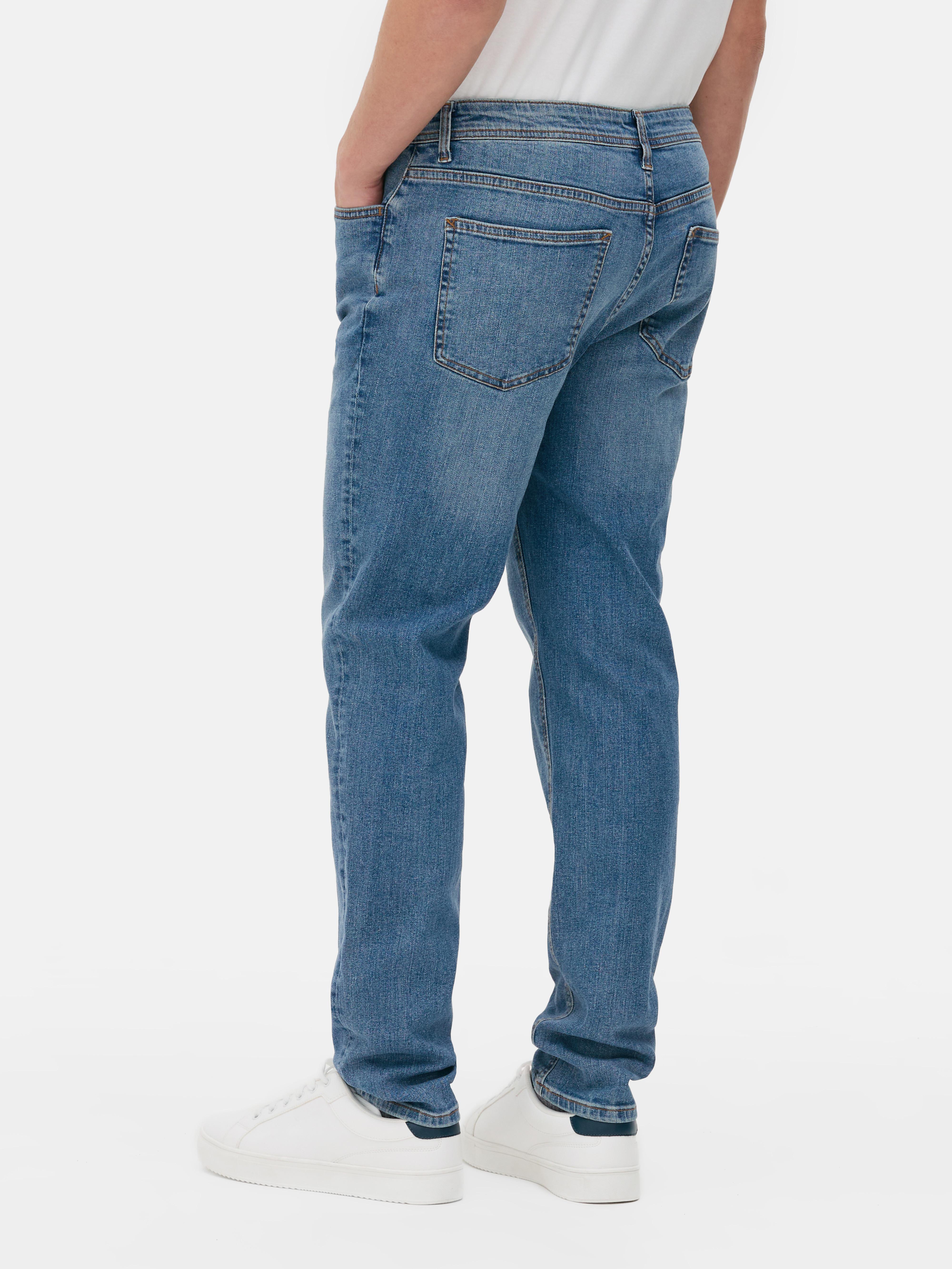 Blugi elastici, slim fit. Blugi mulați cu închidere cu nasturi, cinci buzunare și găici pentru curea.