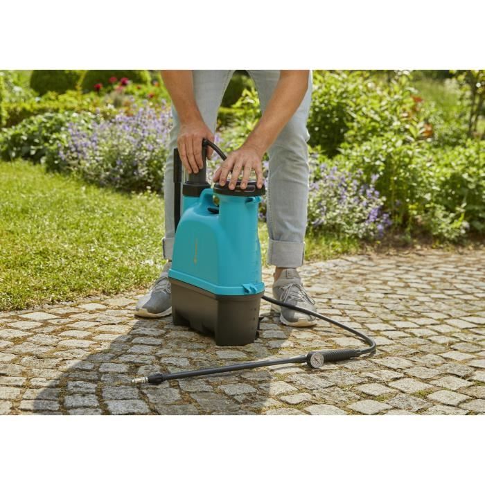 Pulverizador de mochila GARDENA de 12 litros com lança telescópica e filtro integrado.