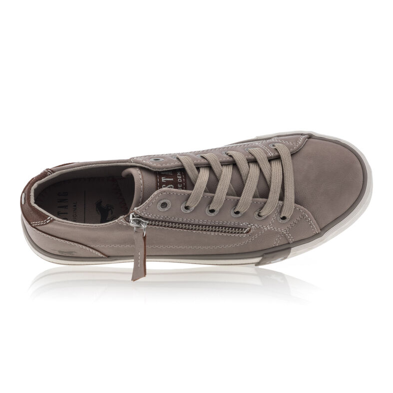 Zapatillas deportivas para mujer color beige.