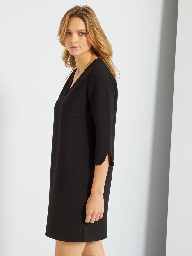 Vestido curto com decote em V - Preto