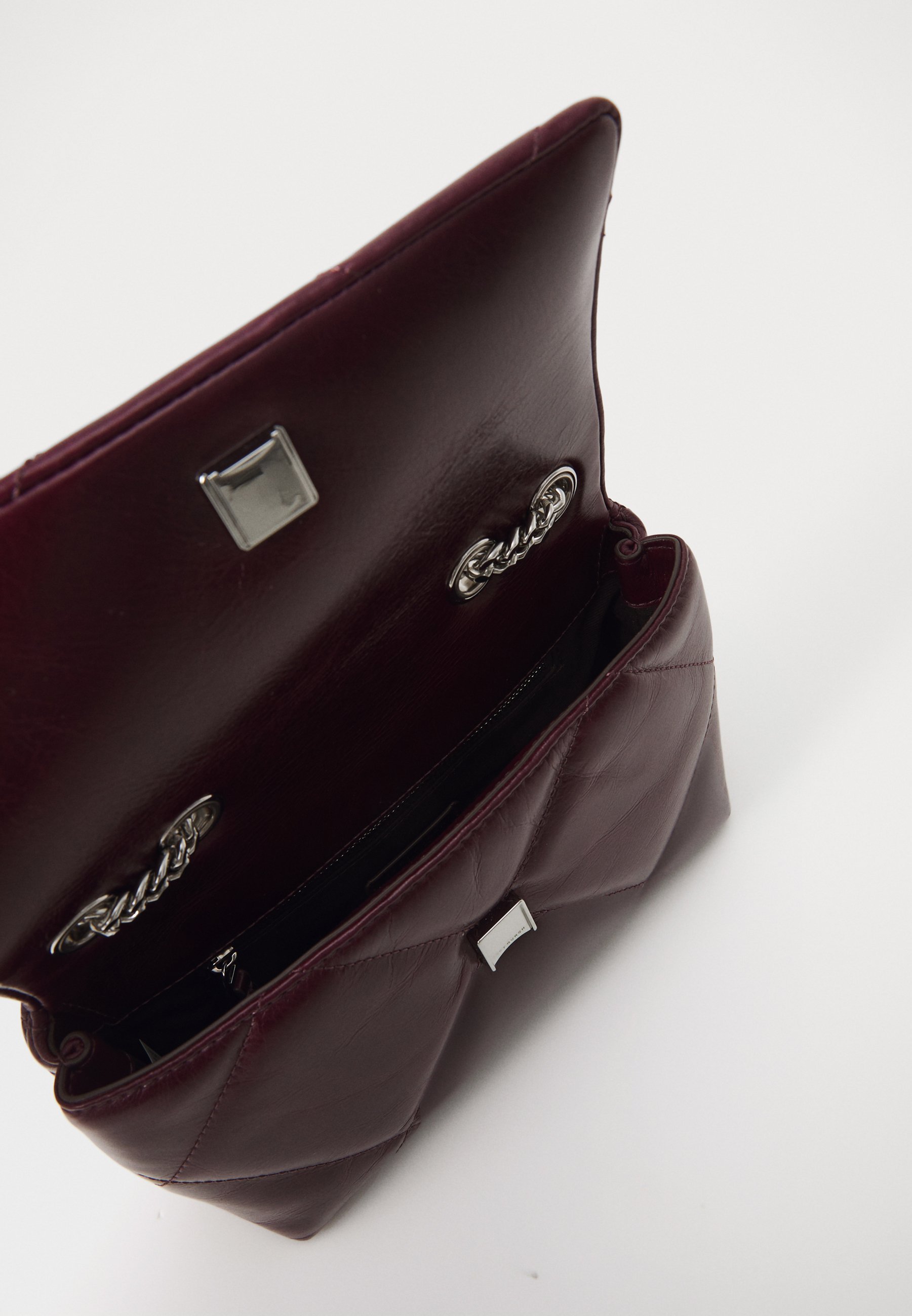 Tory Burch KIRA DIAMOND QUILT DISTRESSED SMALL CONVERTIBLE SHOULDER BAG - Kézitáska - sötét kármin