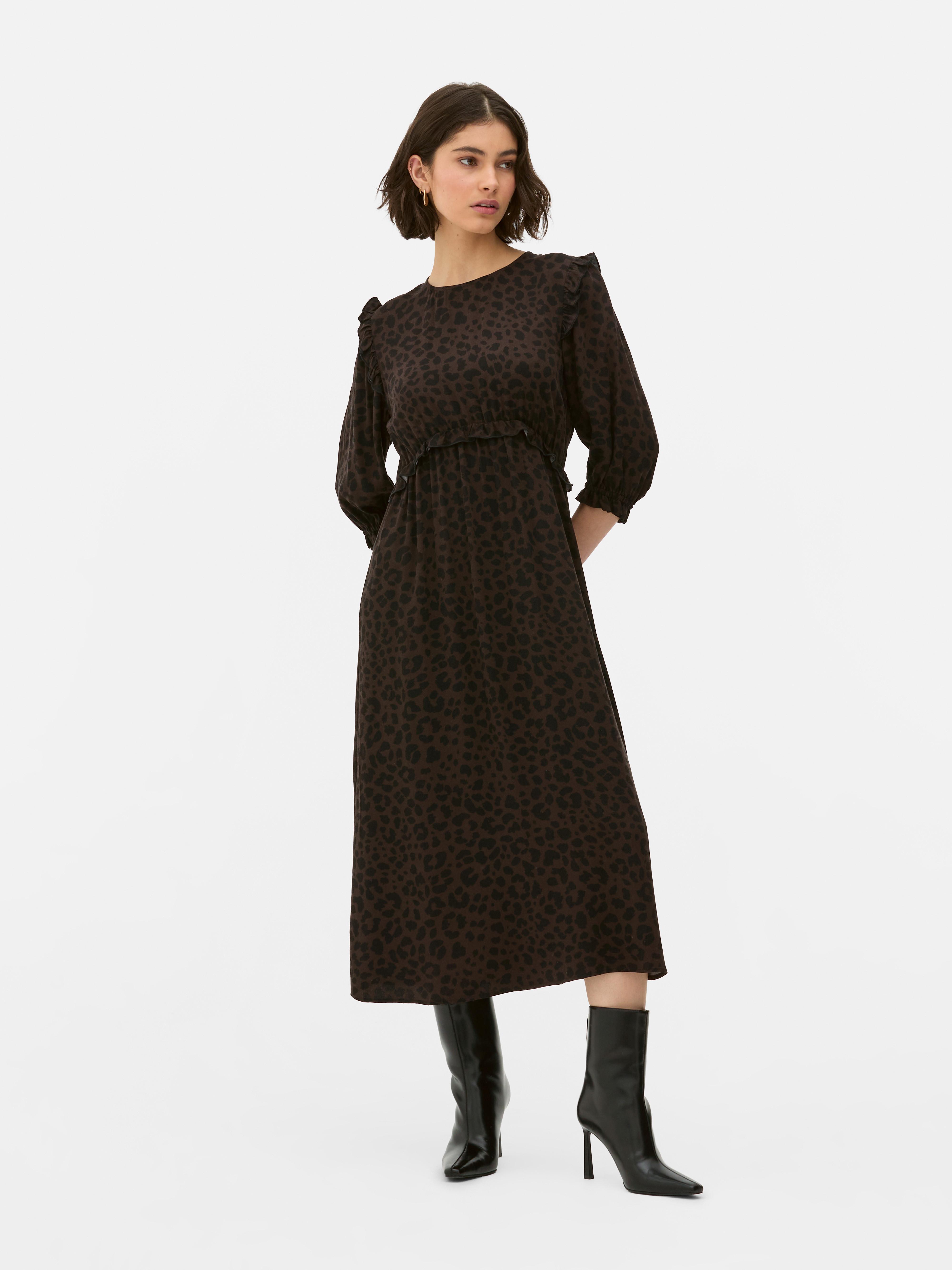 Rochie midi cu volane Această rochie midi cu imprimeu este perfectă pentru iubitoarele de volane