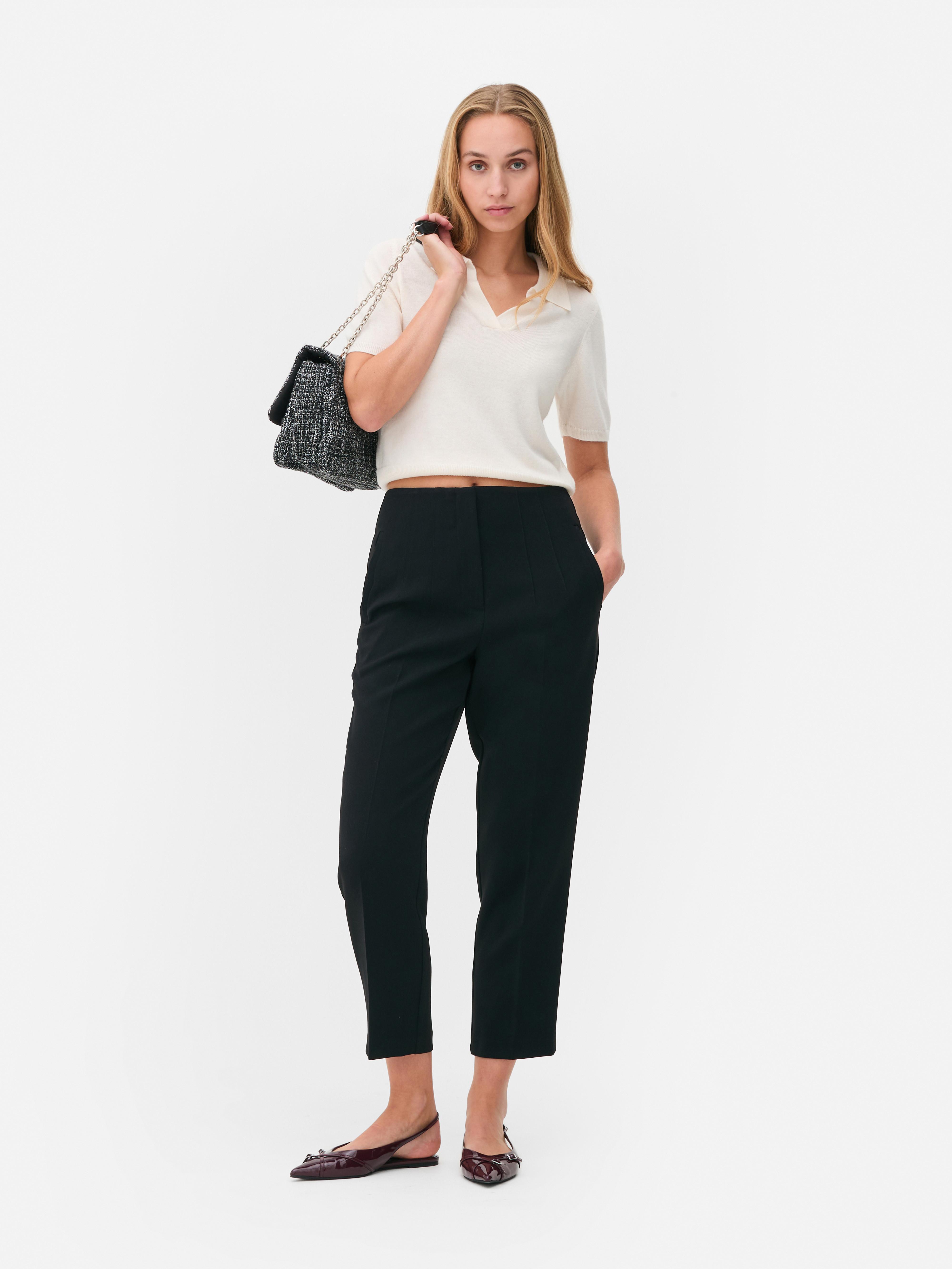 Hochgeschnittene Hose mit Bundfalten. Diese klassische, hochgeschnittene Hose zeichnet sich durch Bundfalten und Bügelfalten aus.
