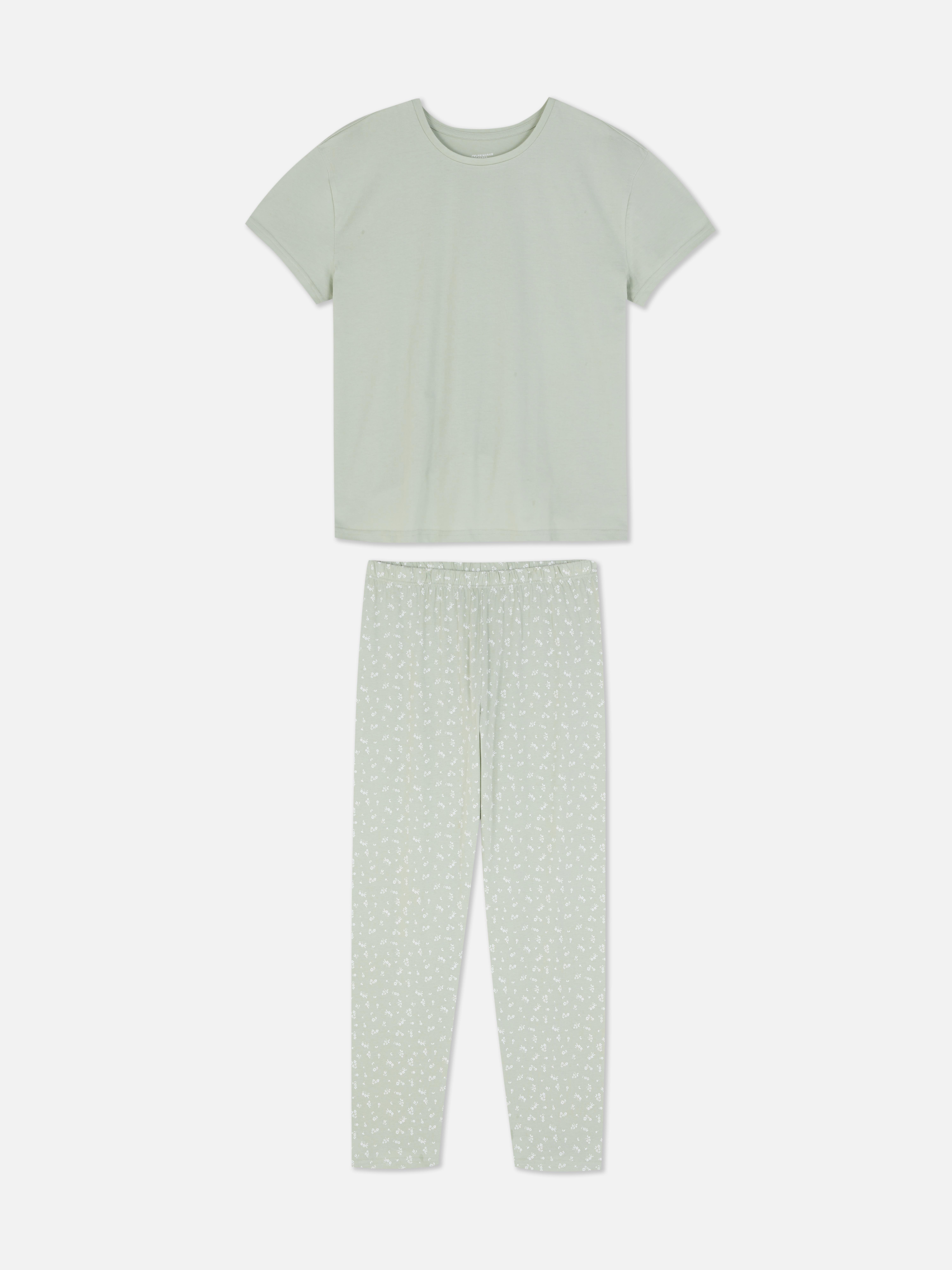 Pyjamaset met korte mouwen Een T-shirt met korte mouwen en bijpassende broek met elastische taille