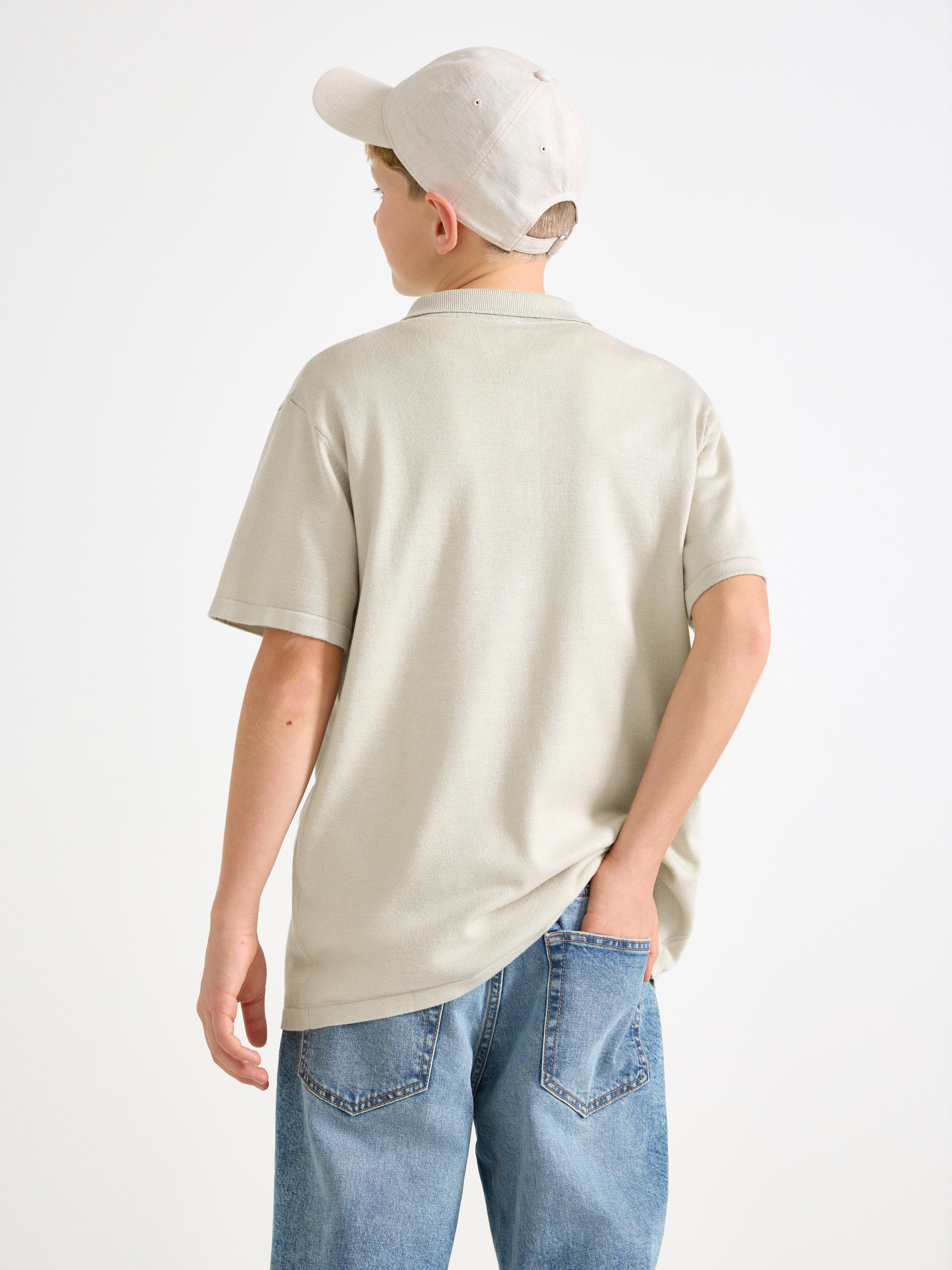 Camisa polo de malha fina, cor branco escuro acinzentado