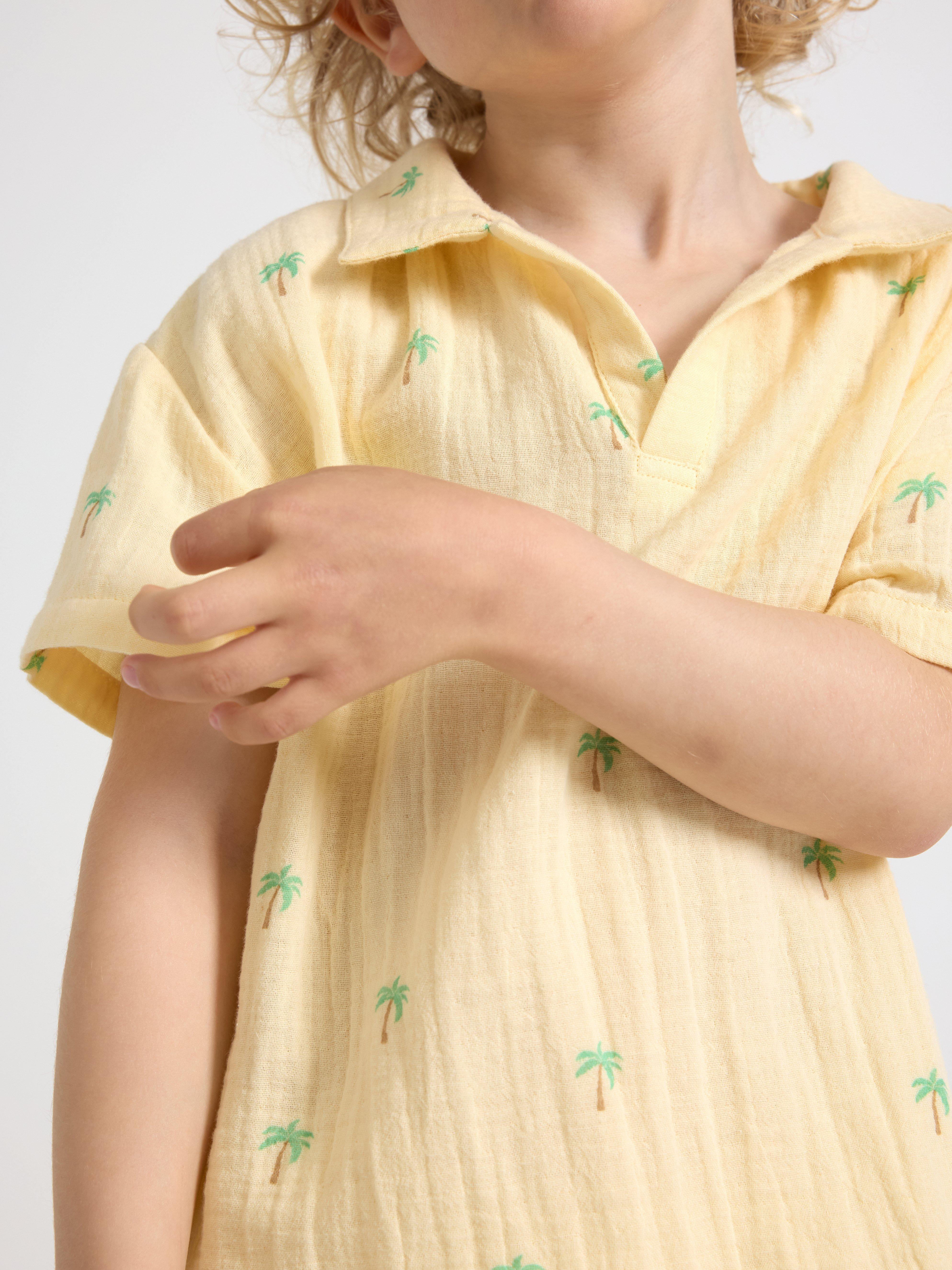 Camisa em tecido de algodão amarelo claro acinzentado