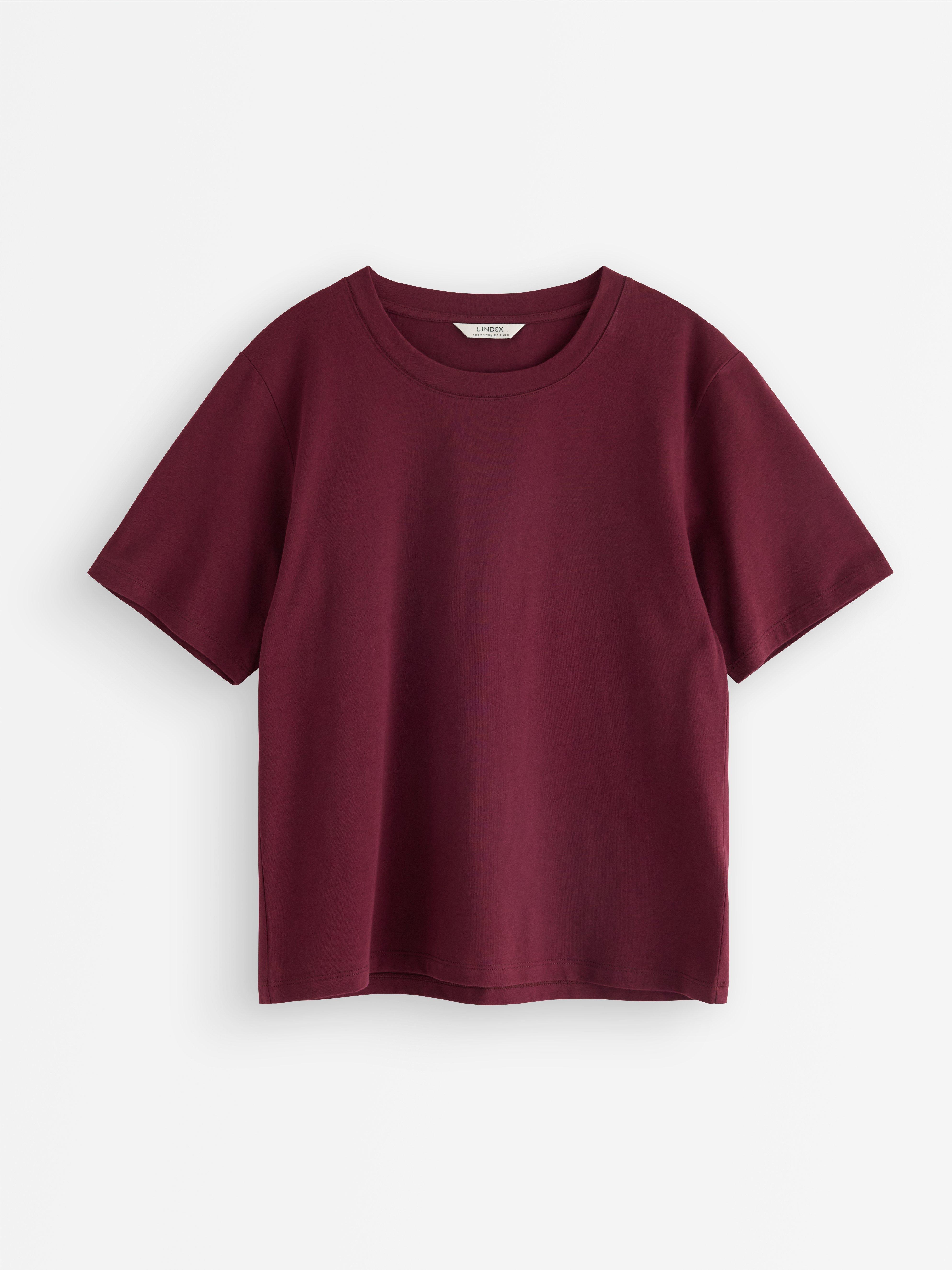 T-shirt rouge foncé poussiéreux