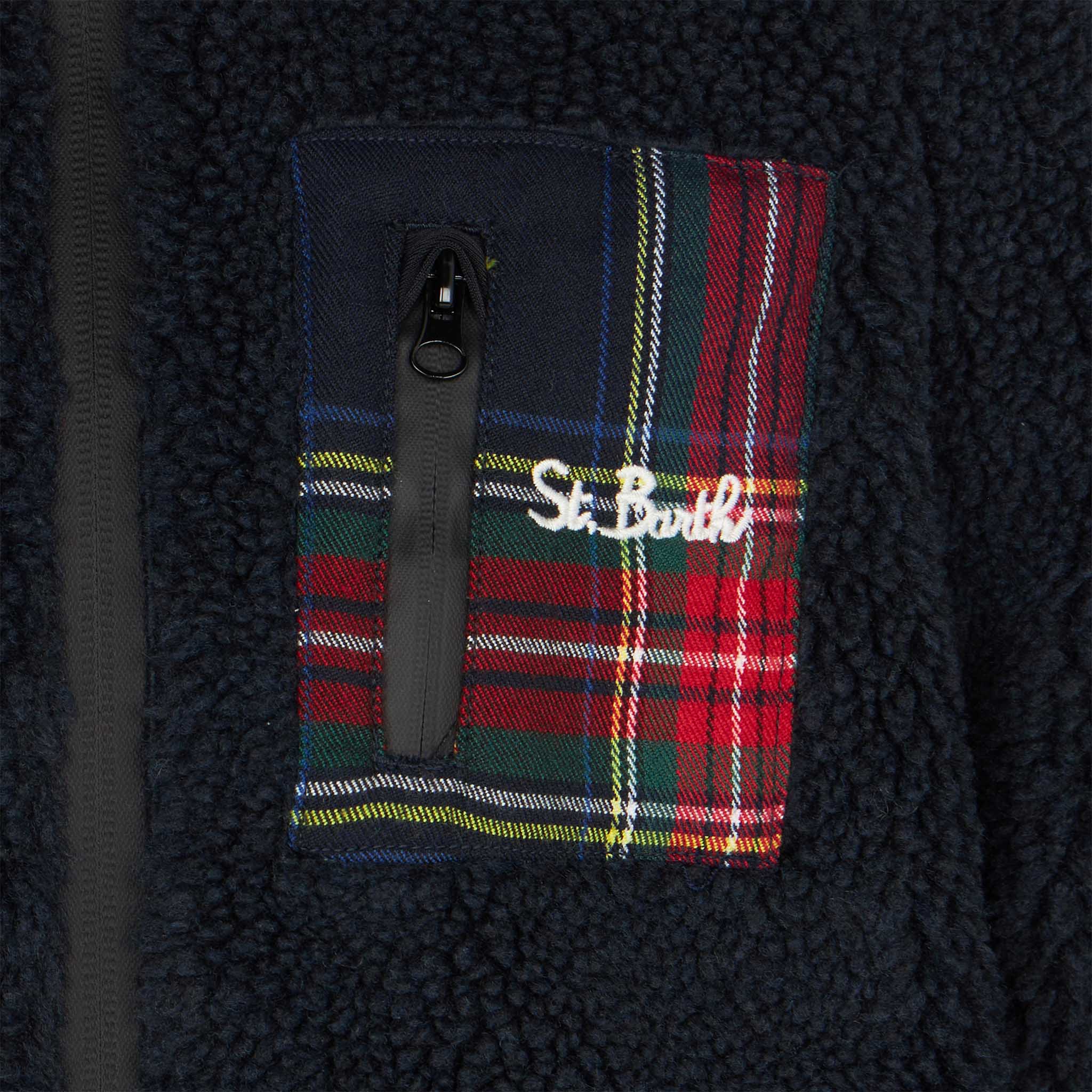 Chaqueta infantil de sherpa con bolsillo y bordado de San Bartolomé.