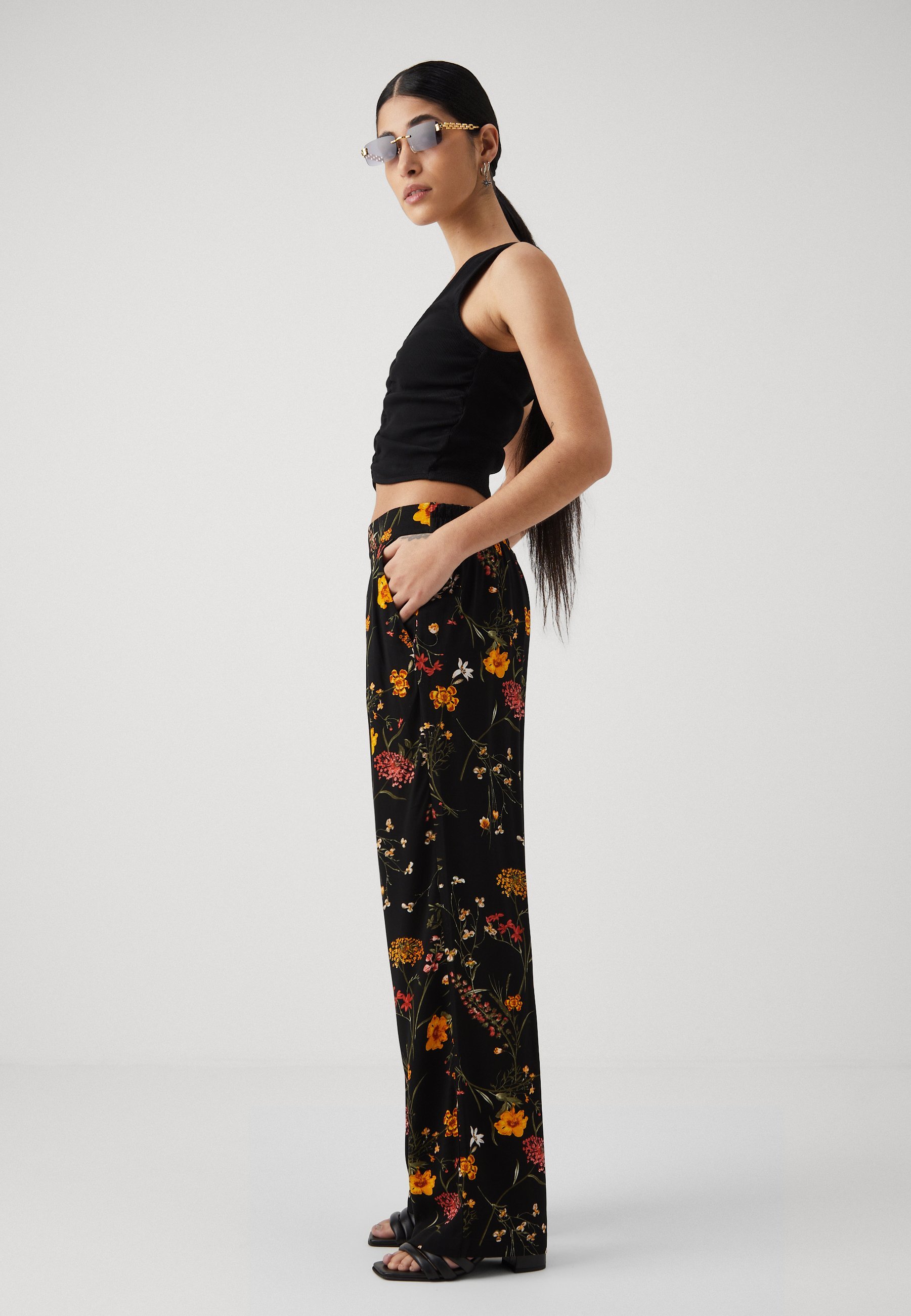 VERO MODA DIRECTED WIDE PANTS - Kalhoty - black