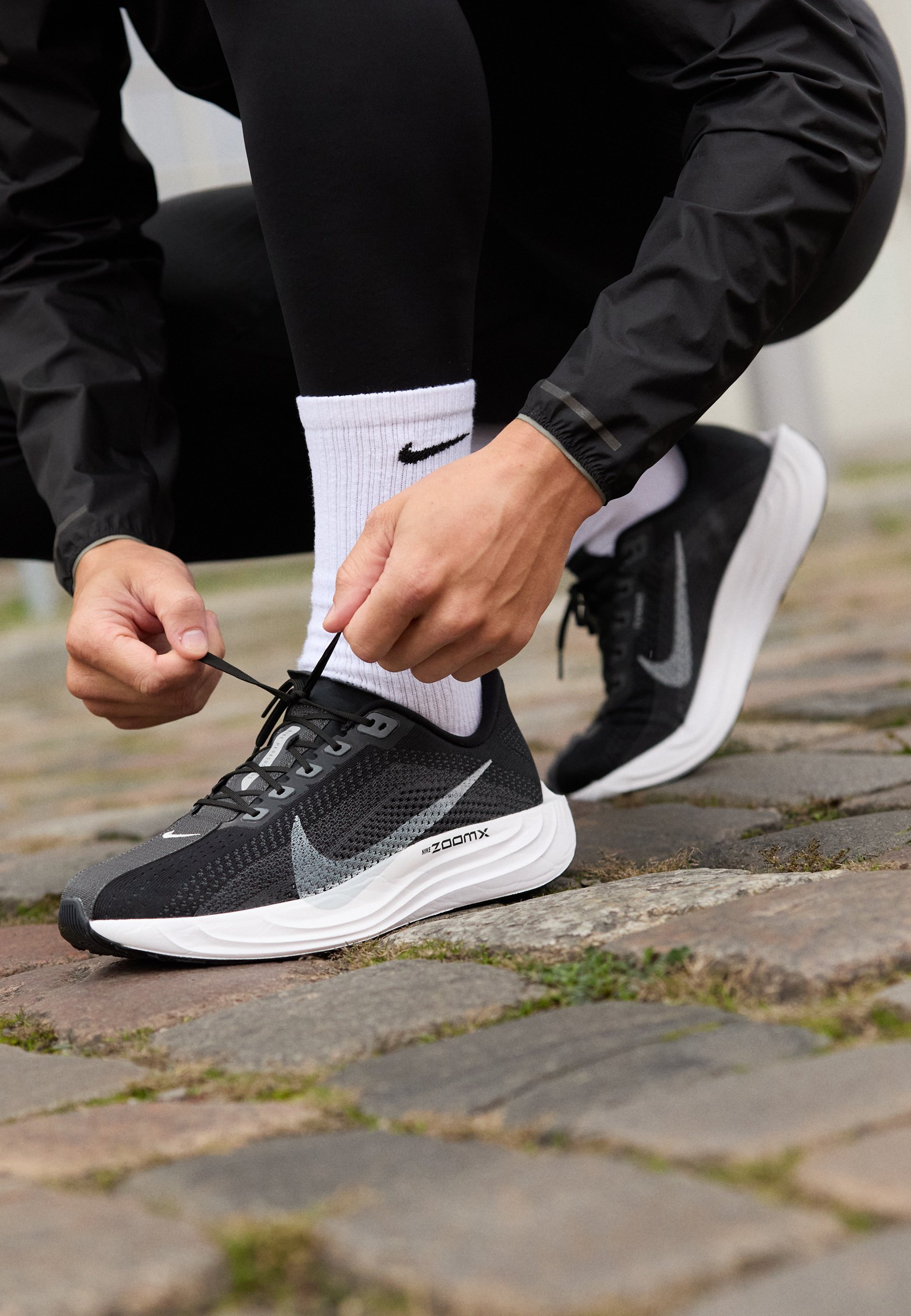 Nike Performance PEGASUS PLUS - Scarpe da corsa su strada - nero/platino puro/antracite/bianco