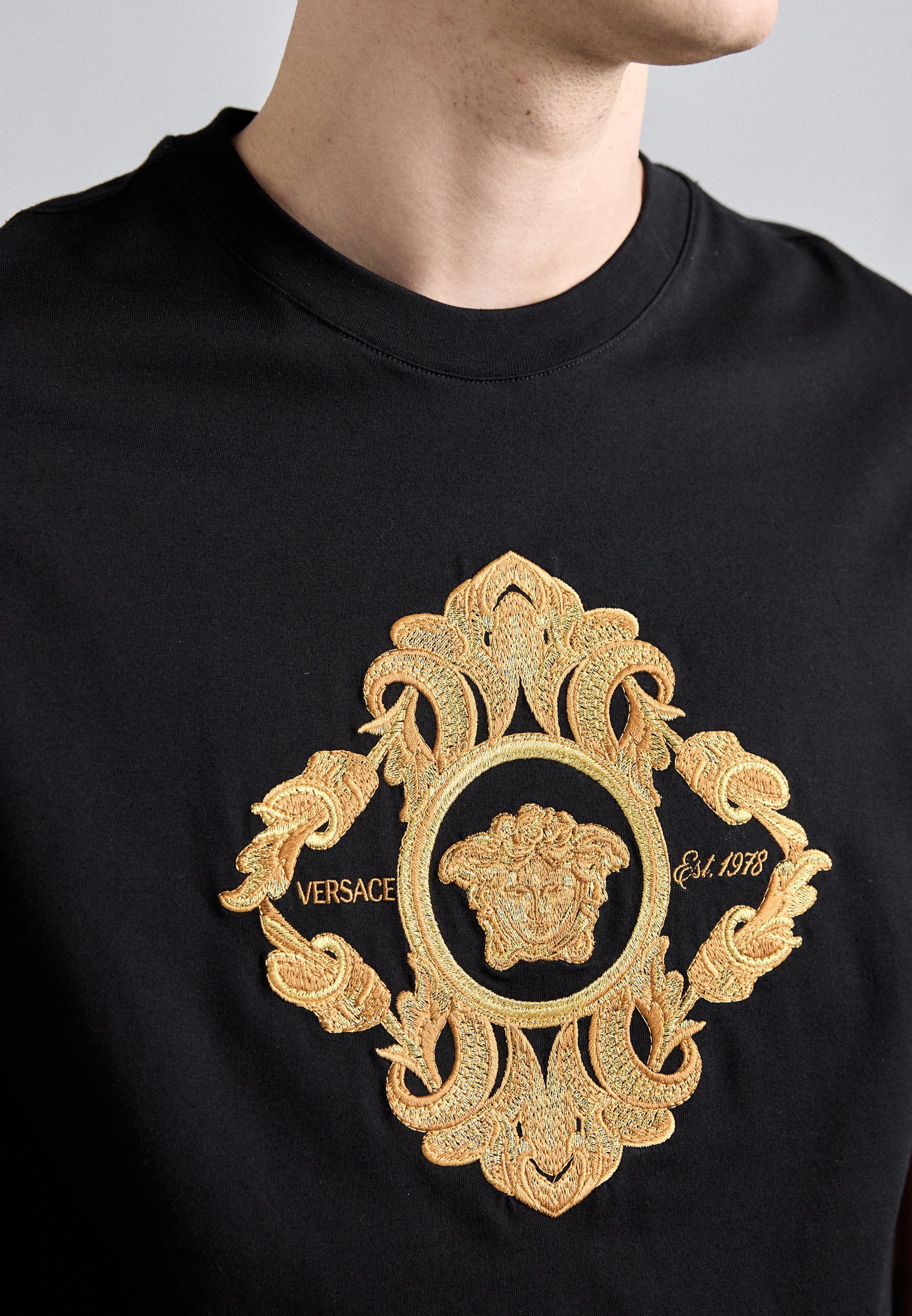 Versace ARCHITECTURAL BAROCCO CREST EMBROIDERY - T-shirt met print - zwart