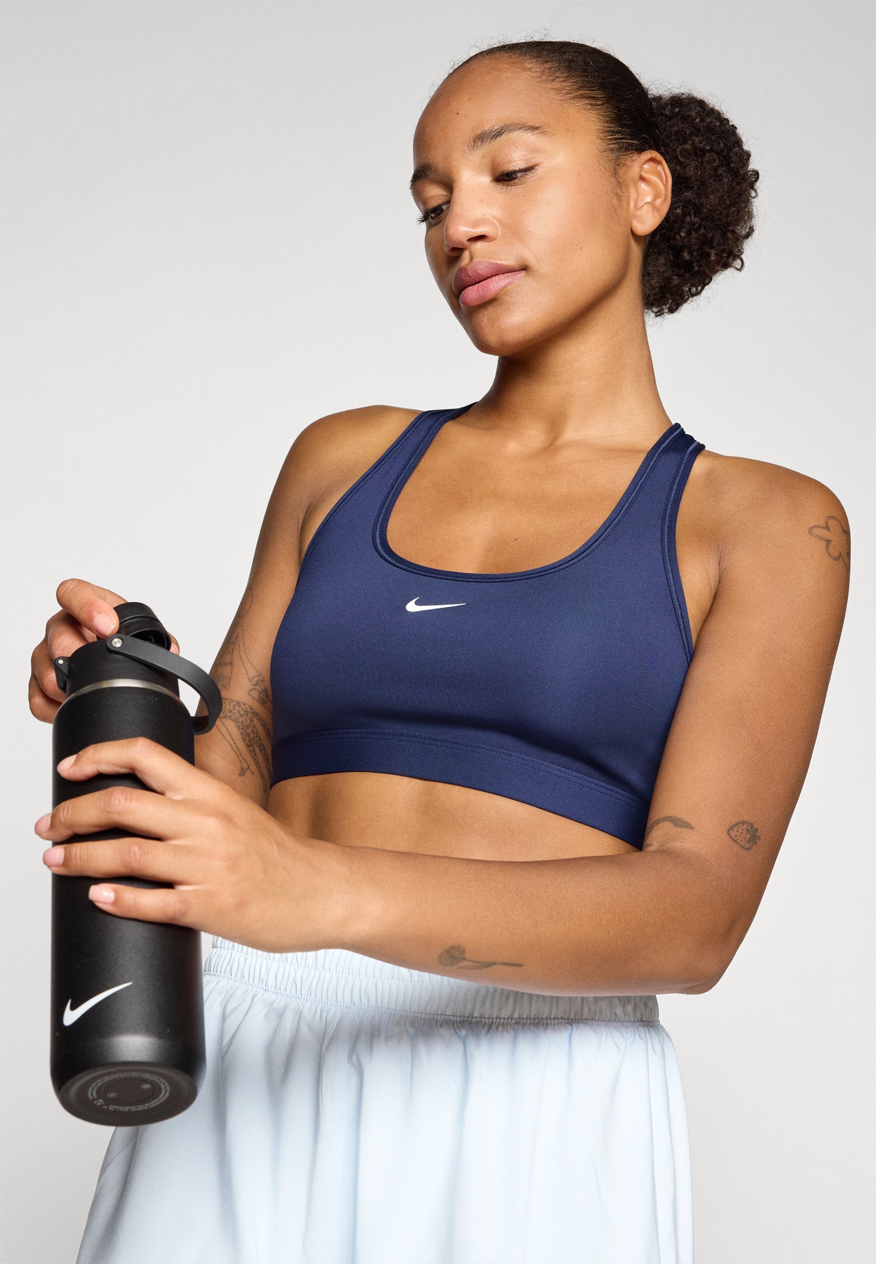 Nike Performance BRA - Kevyttä tukea tarjoava urheiluliivi - tummansininen/valkoinen