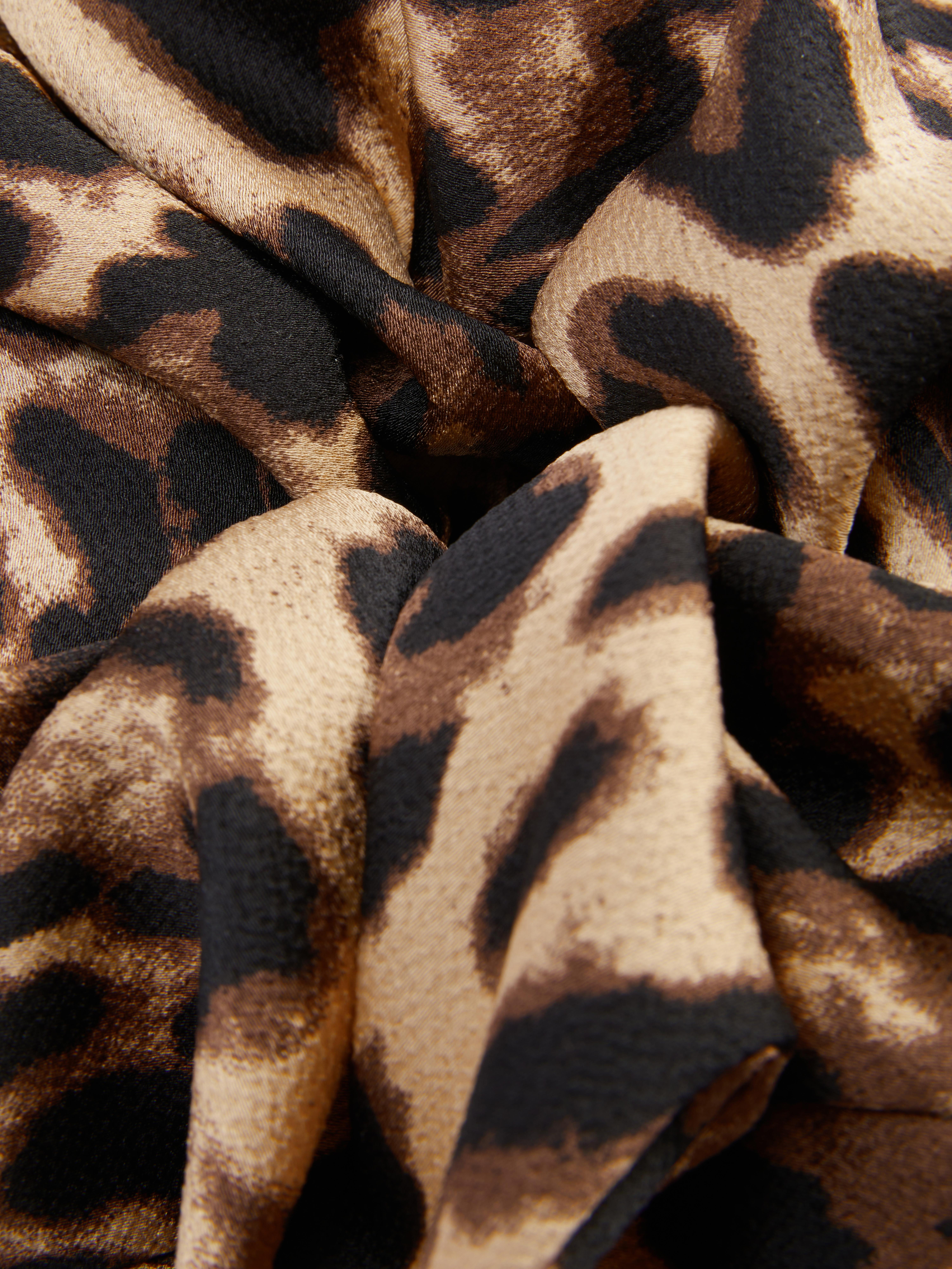 Elastic de păr extra mare cu imprimeu leopard O elastic de păr elegant, extra mare, cu imprimeu leopard pe toată suprafața