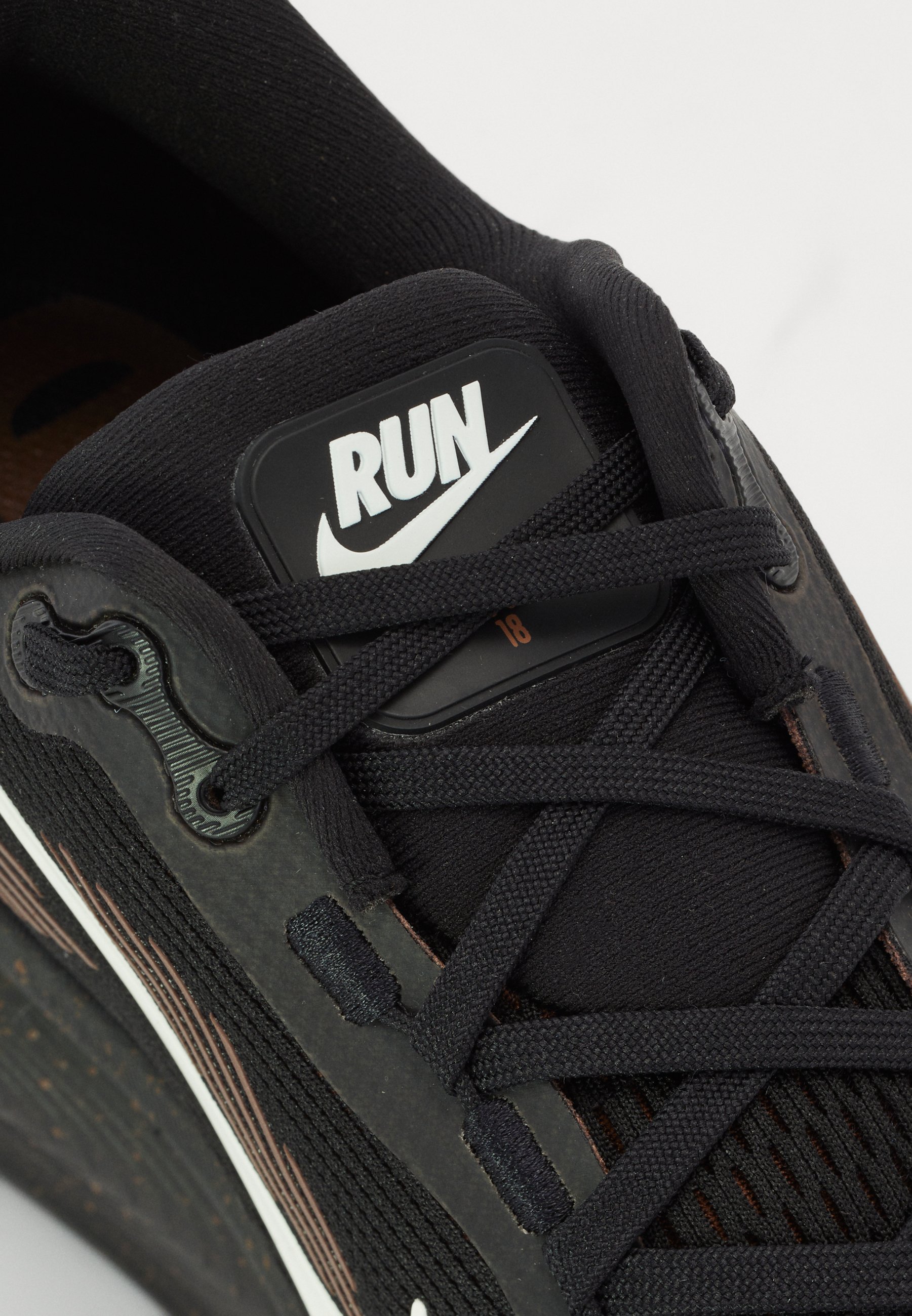 Nike Performance VOMERO 18 - Hardloopschoenen voor op de weg - zwart/ijzersteen/bruin/woestijnoker