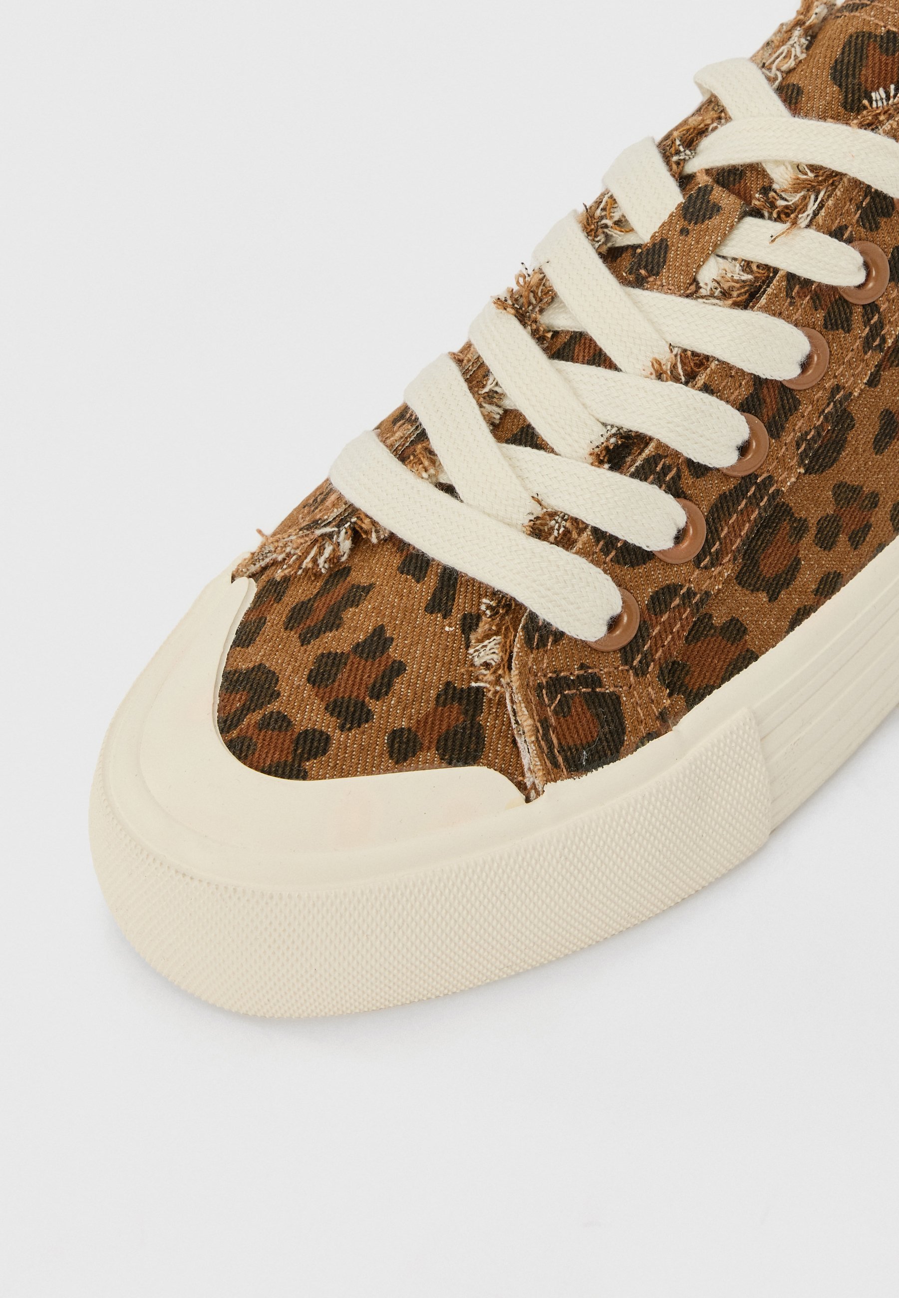 Anna Field Trainers - leo
