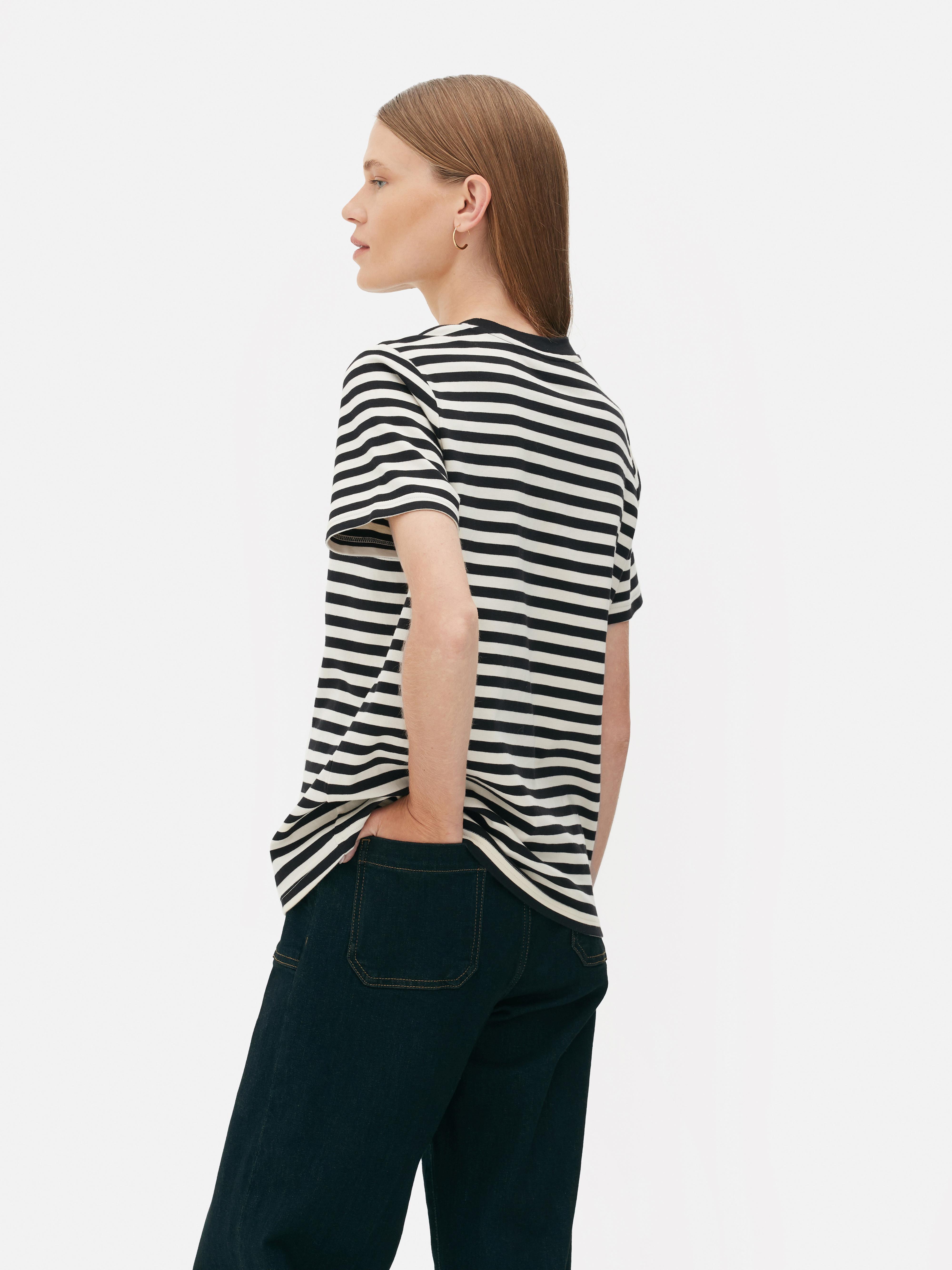 Tricou cu guler rotund Edit Un tricou atemporal cu guler rotund, mâneci scurte și croială lejeră