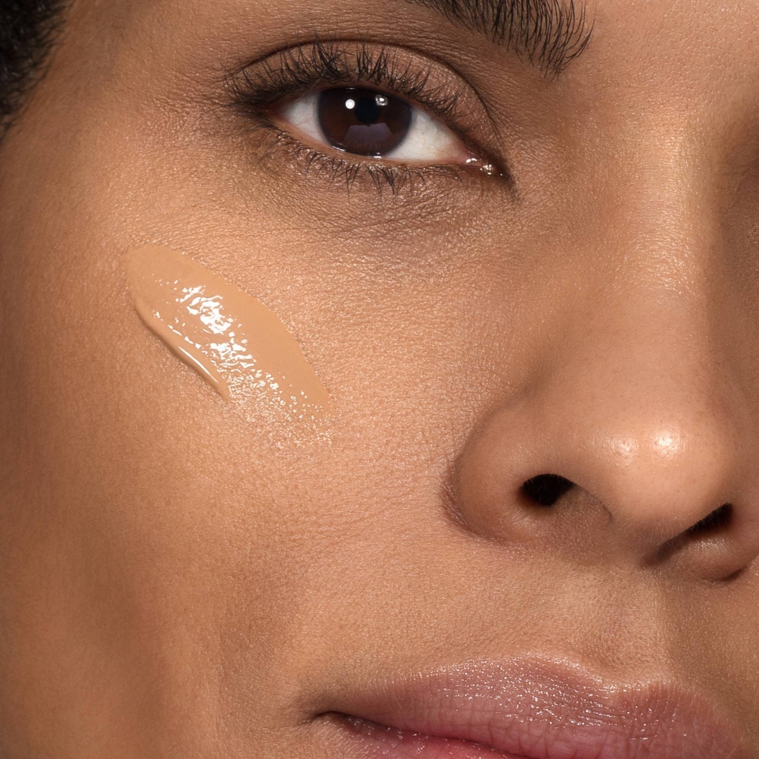 MÁDARA Foundation SKINONYM Semi-Matte Peptide Foundation, Nr. 15 AKMENS - 30 ml