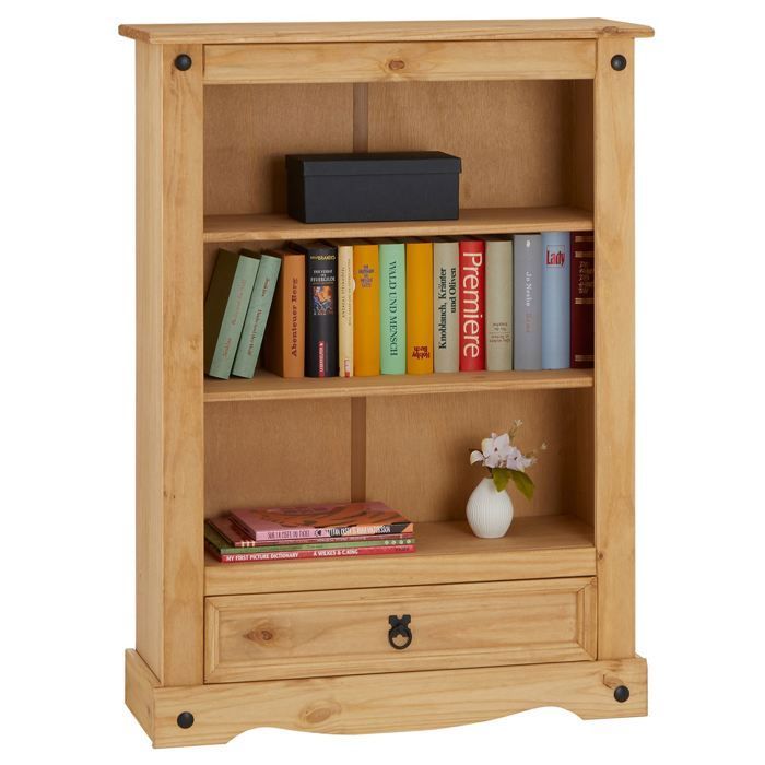Librería de madera estilo mexicano SALSA con 2 estantes y 1 cajón, hecha de pino macizo con acabado teñido y encerado.