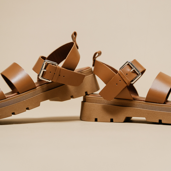 Sandales à plateformes et boucles  en cuir cognac