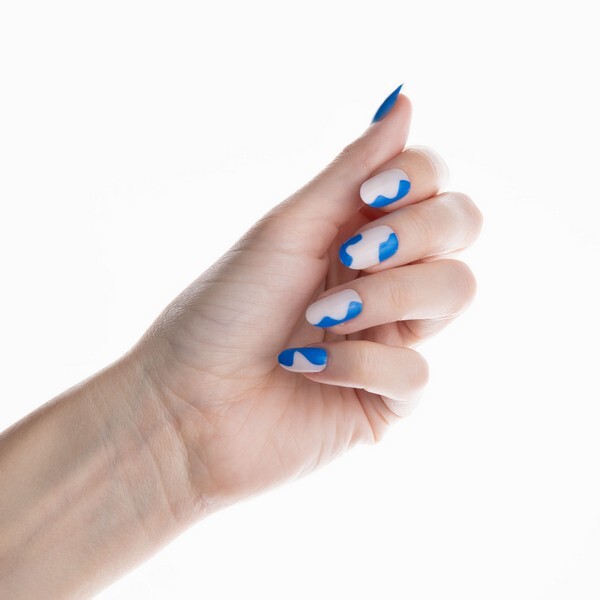 Unghie ovali blu effetto bomba di Nail HQ