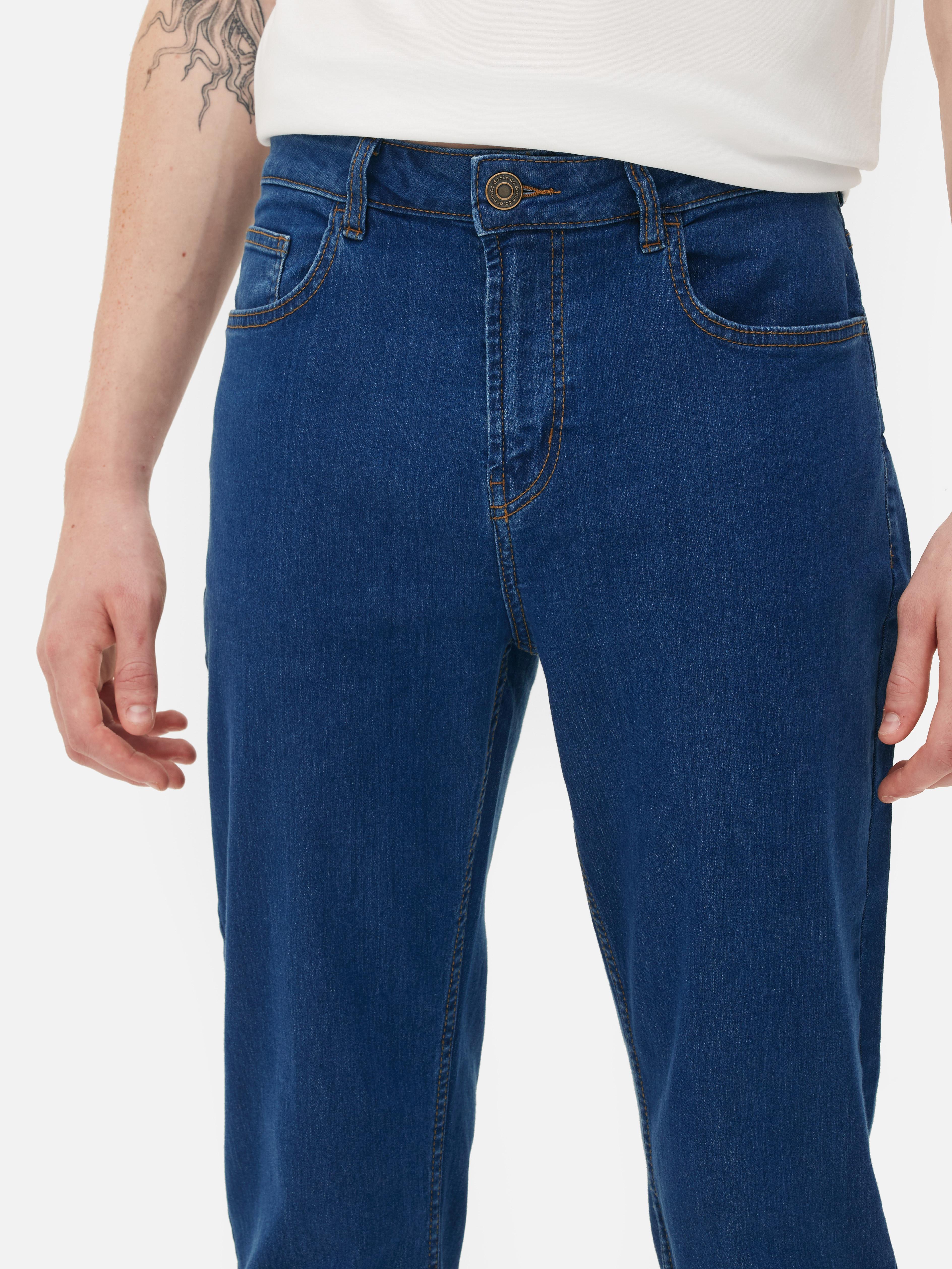 Blugi slim-fit. Purtăm denim cu dragoste în fiecare zi.