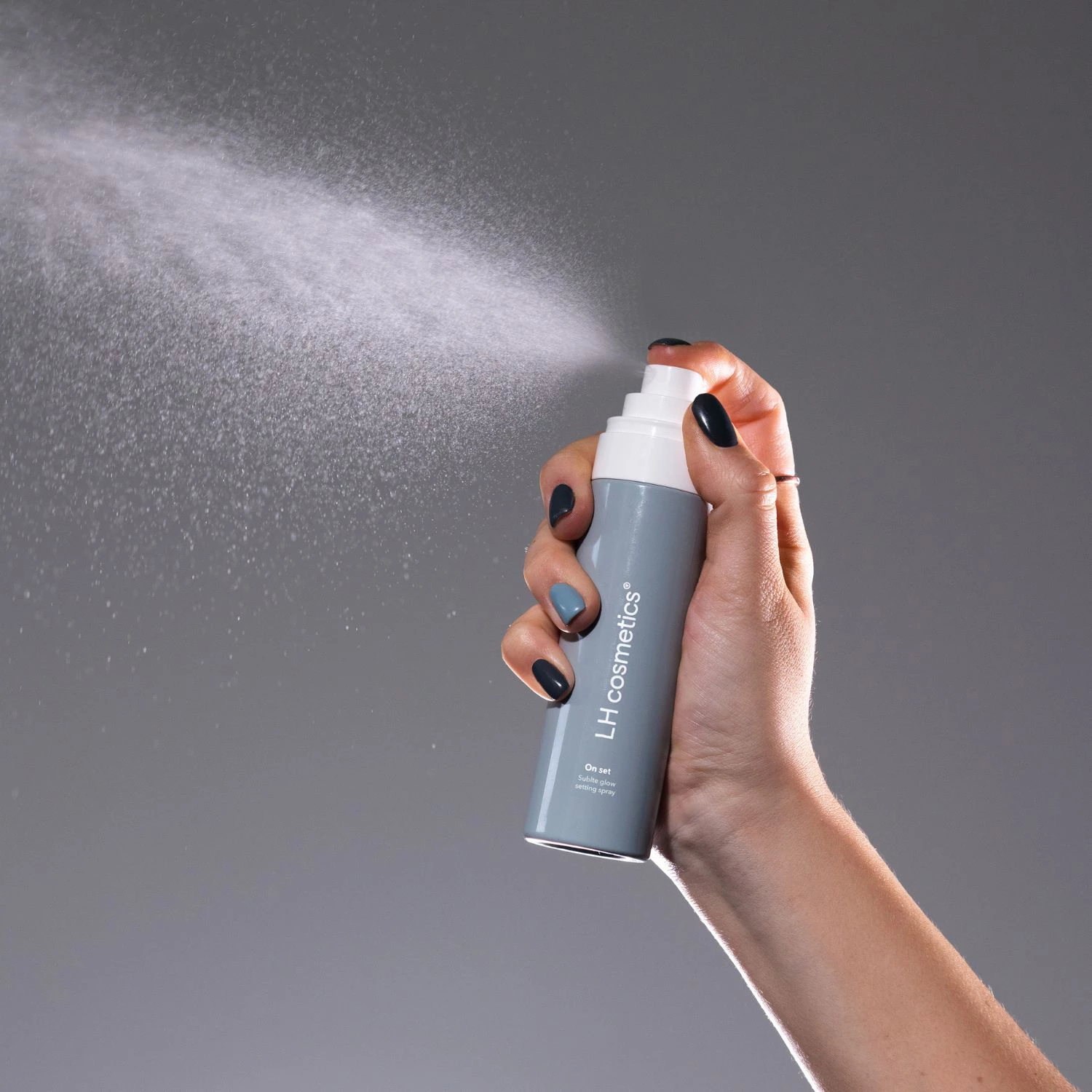 On Set - Spray fixator cu strălucire subtilă - LH cosmetics