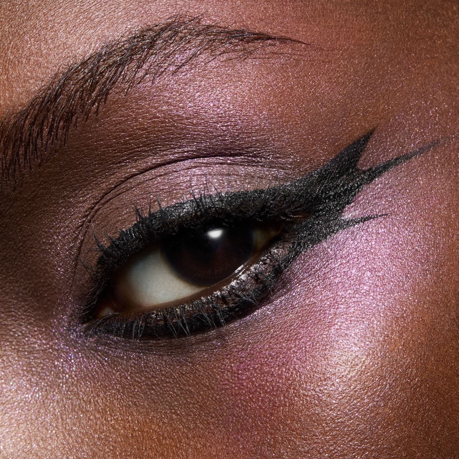 MAC „Dazzleshadow“ blizgučių pavidalo akių šešėliai, kompaktiški – 1 g.