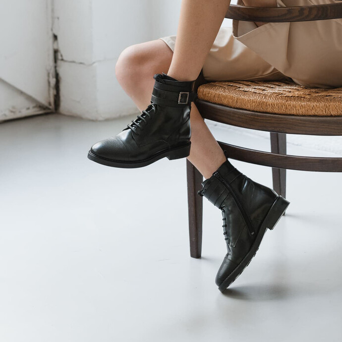 Bottines à lacets et boucles  en cuir reptile noir