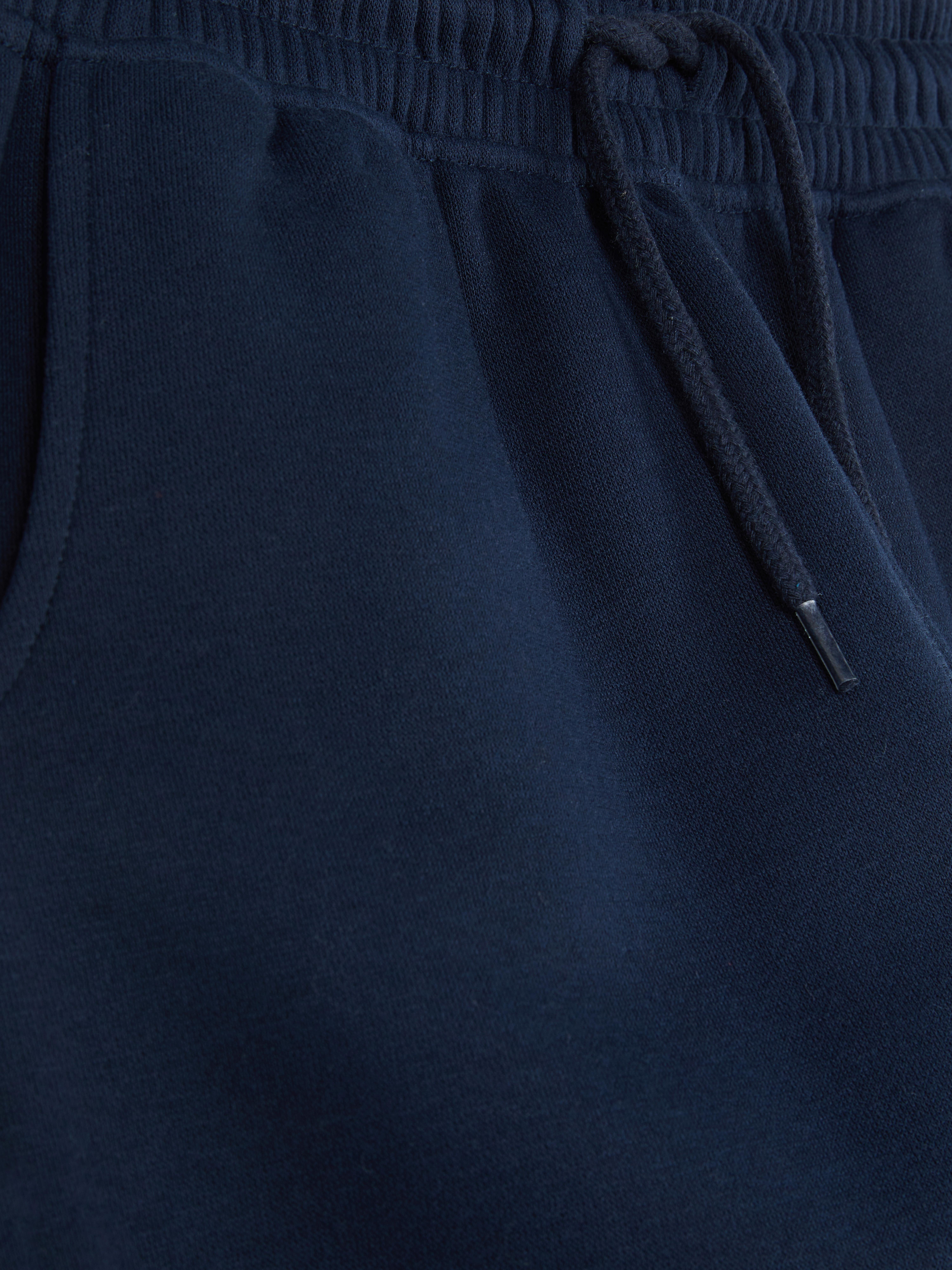 Jogginghose für Jungen mit Bund und Kordelzug. Lässige und bequeme Jogginghose mit Kordelzug im Bund, Seitentaschen und Bündchen.