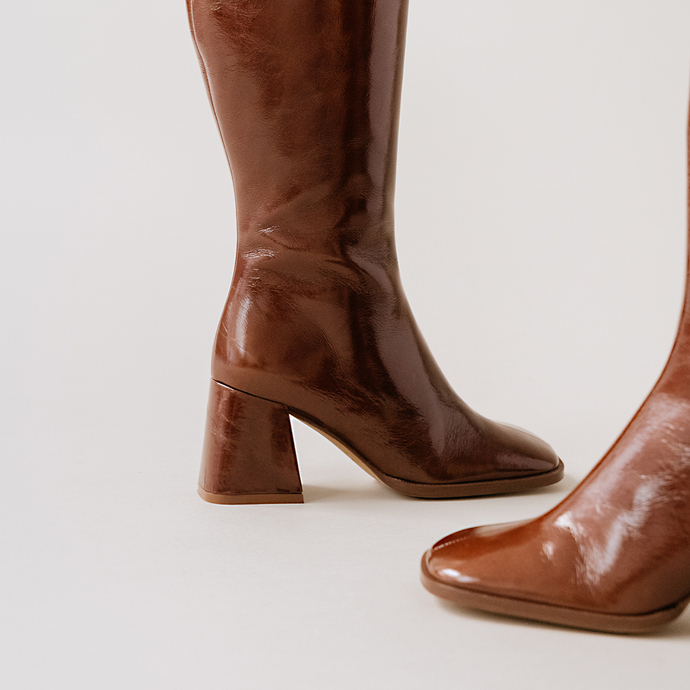 Bottes à bouts carrés et talons épais  en cuir brillant marron
