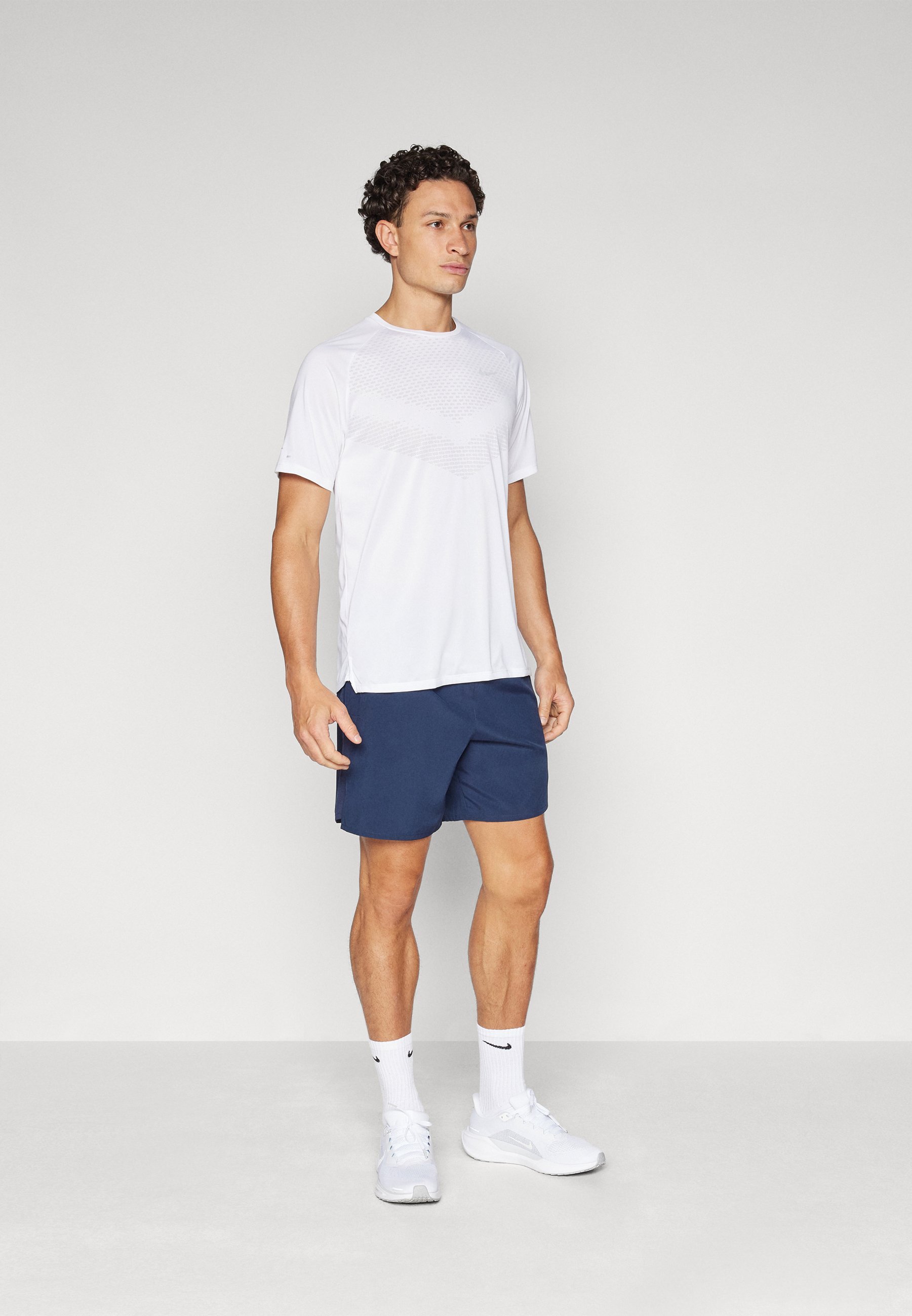 Nike Performance STRIDE TOP - Sportovní tričko - white/reflexní stříbrná