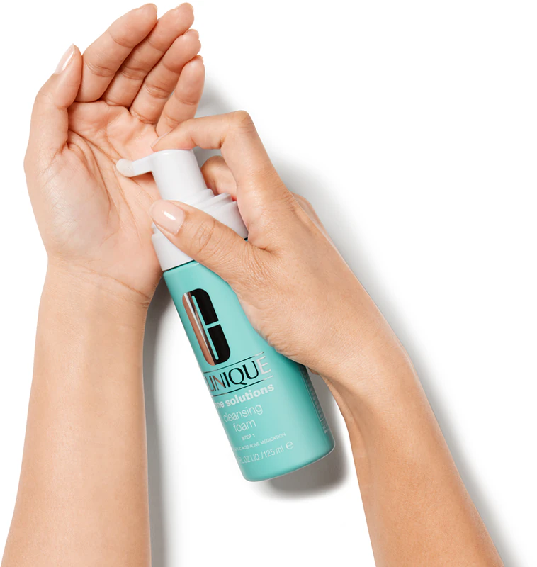 Espuma de limpeza Anti-Blemish Solutions™ da Clinique para pele com problemas.