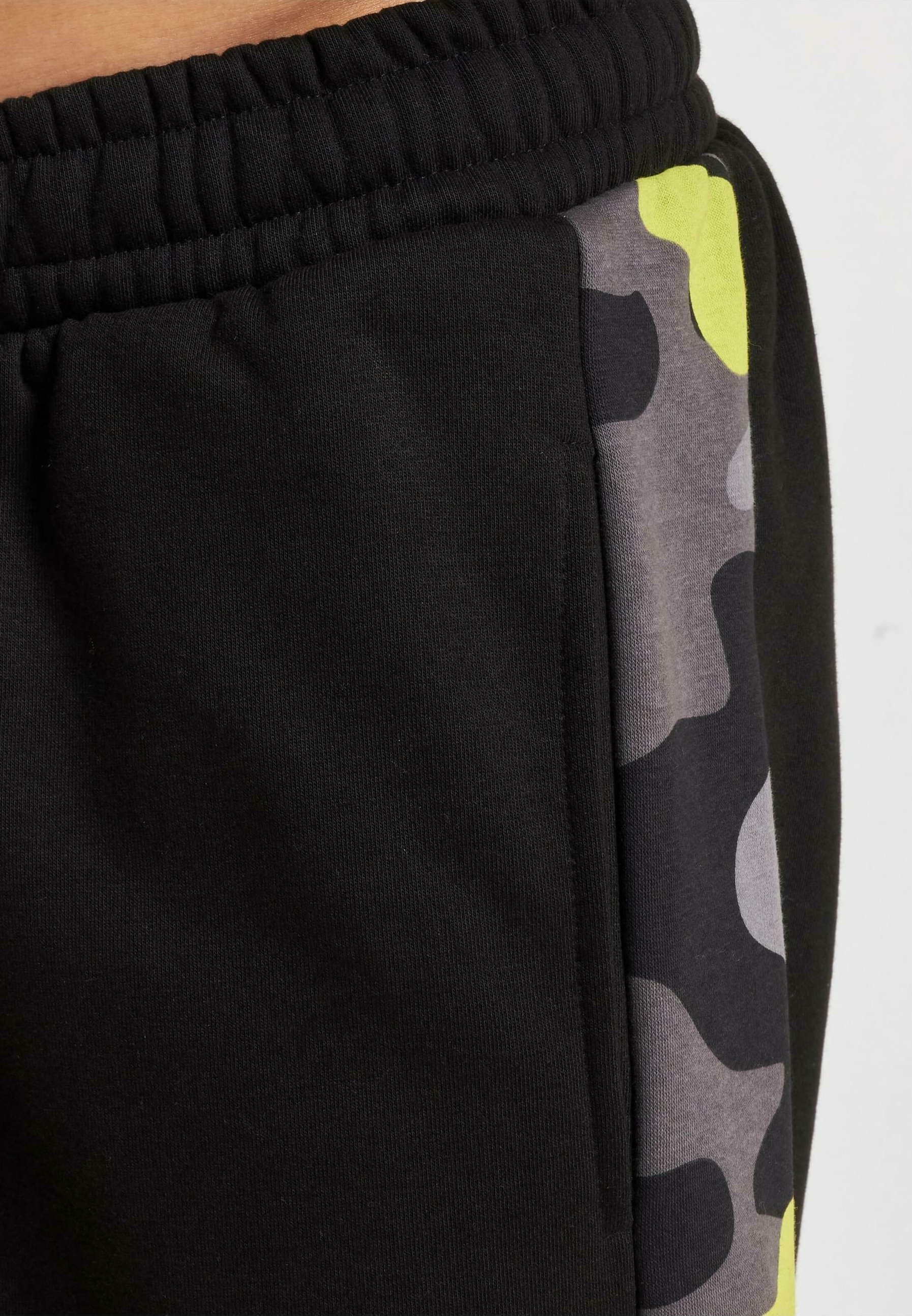 Gevaarlijke DNGRS, zelfs tijdens het joggen - Trainingsbroek - zwart-wit camouflage