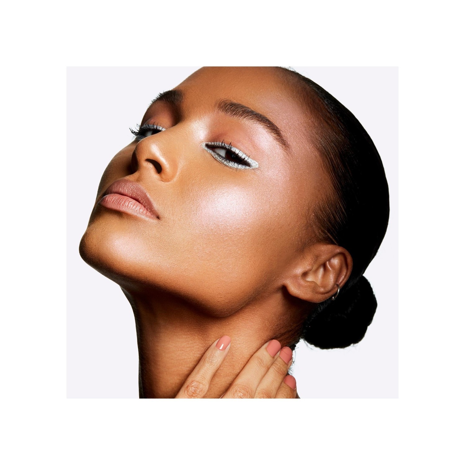 Rozjasňovač MAC Extra Dimension Skin Finish – 9 g