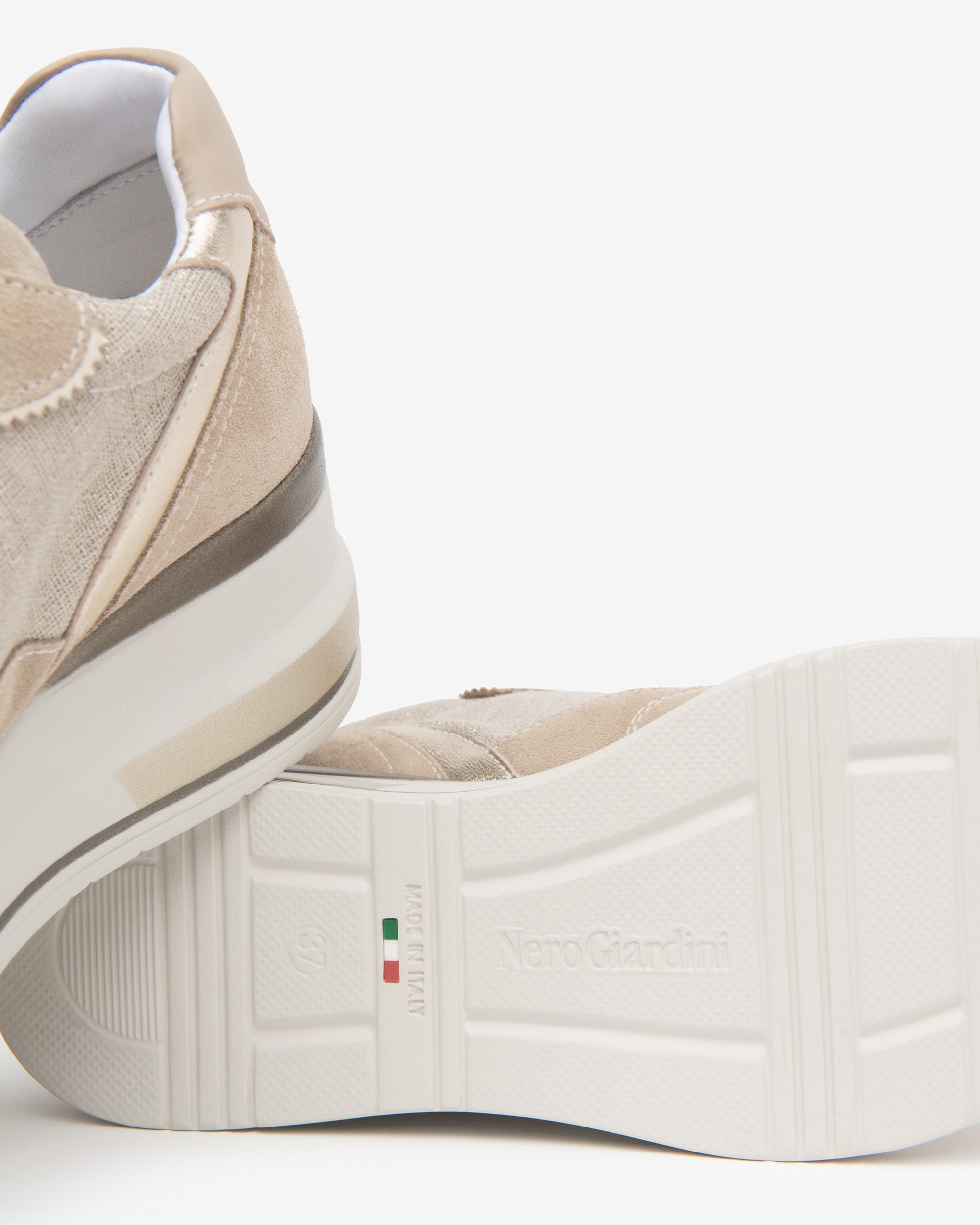 Damen-Sneaker aus Leder, Textil und technischen Materialien