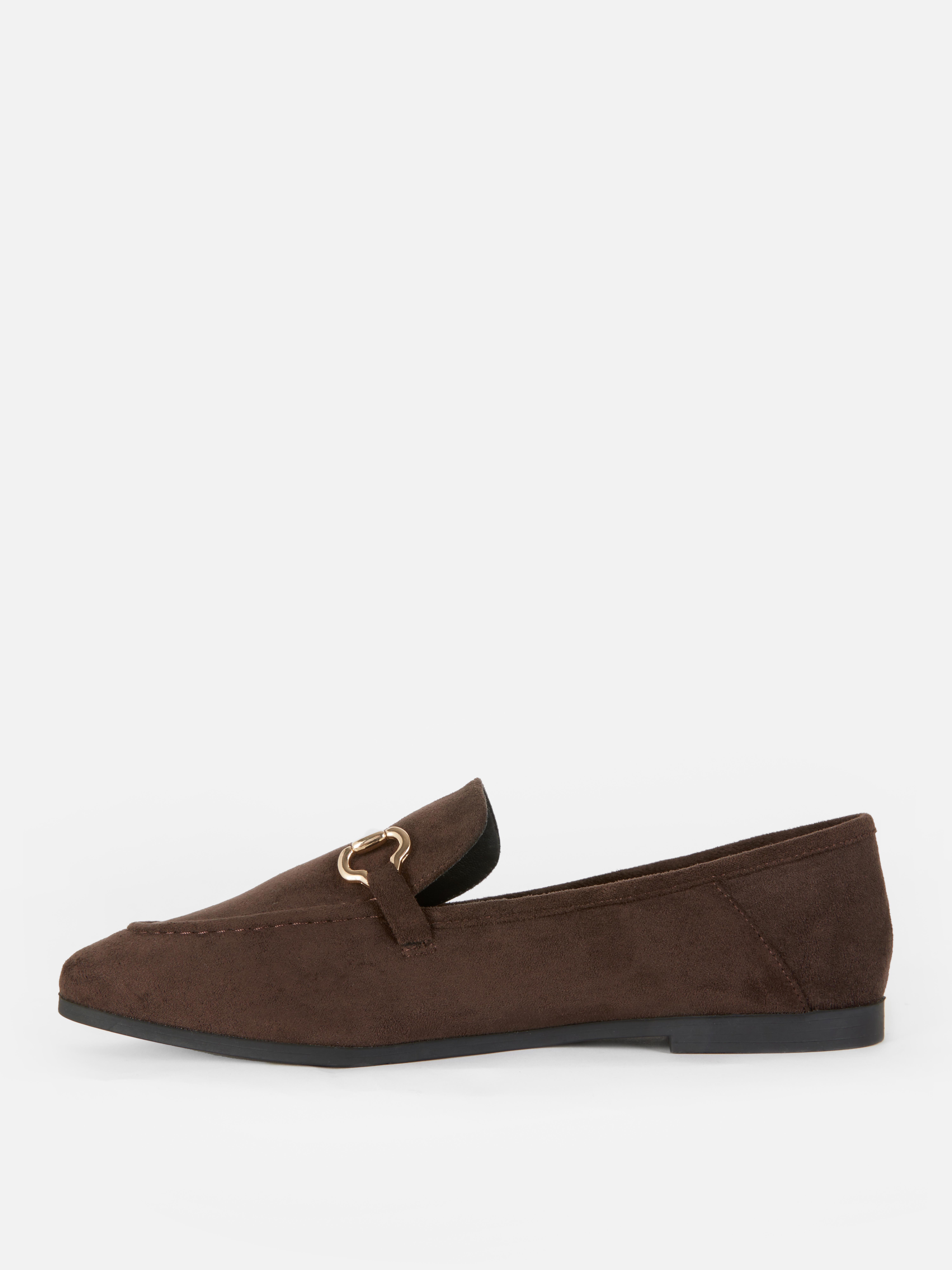 Mocasini din piele întoarsă cu toc plat. Acești mocasini din piele întoarsă sunt perfecți pentru ocazii formale.