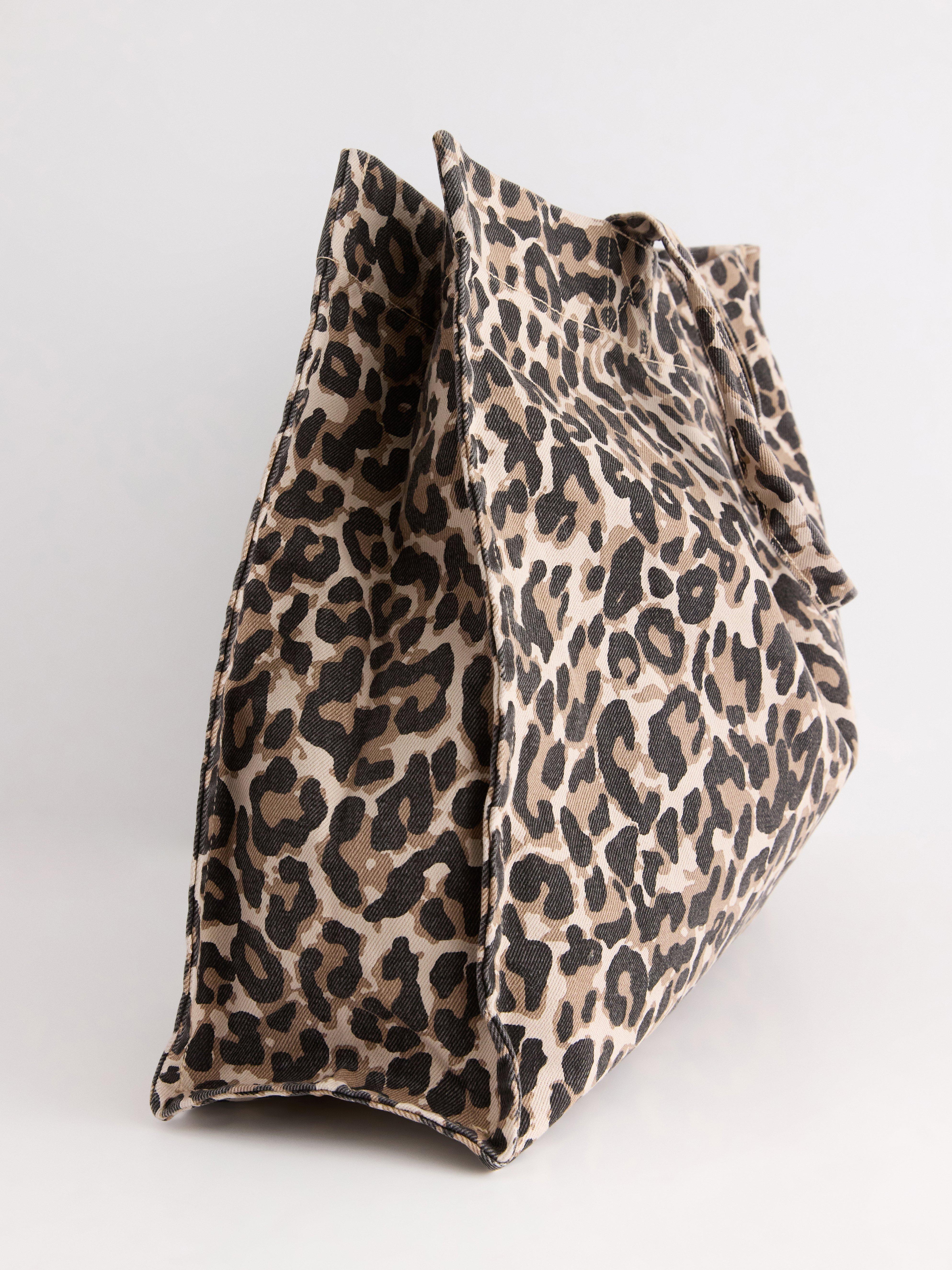 Bolso de compras con estampado de leopardo color beige.