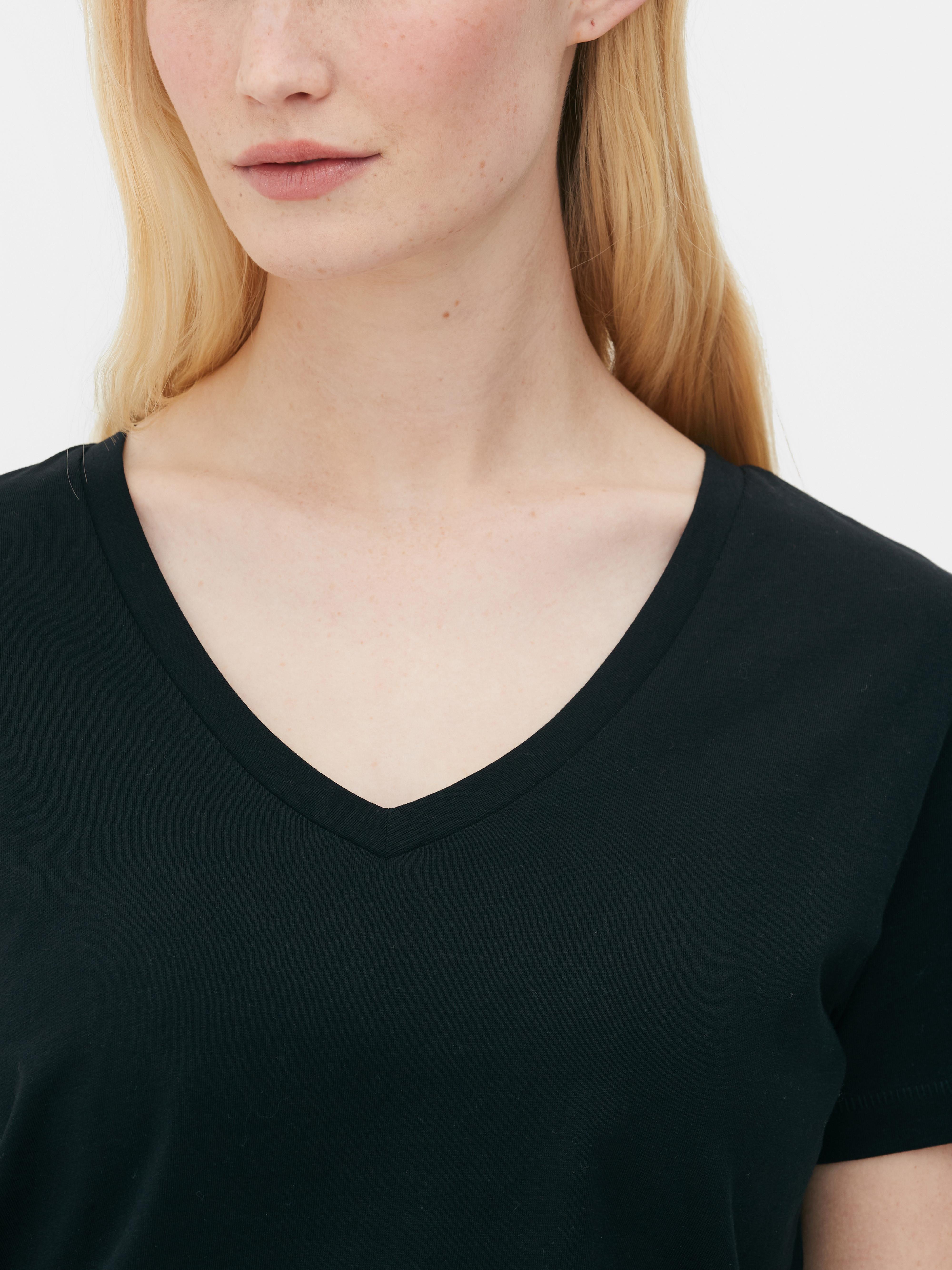 Tricou cu croială regulată și decolteu în V. Acest model cu decolteu în V este o îmbunătățire subtilă a tricoului de bază.