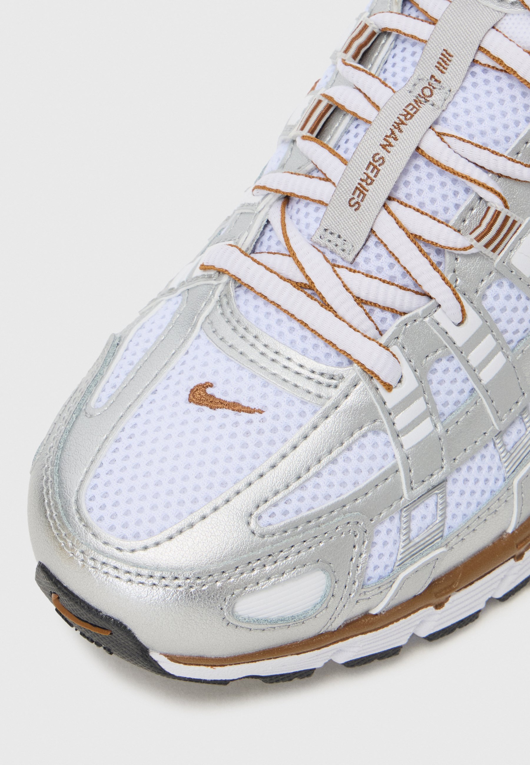 Nike Sportswear P 6000 - Scarpe da ginnastica - bianco/argento metallizzato/marrone chiaro/velluto