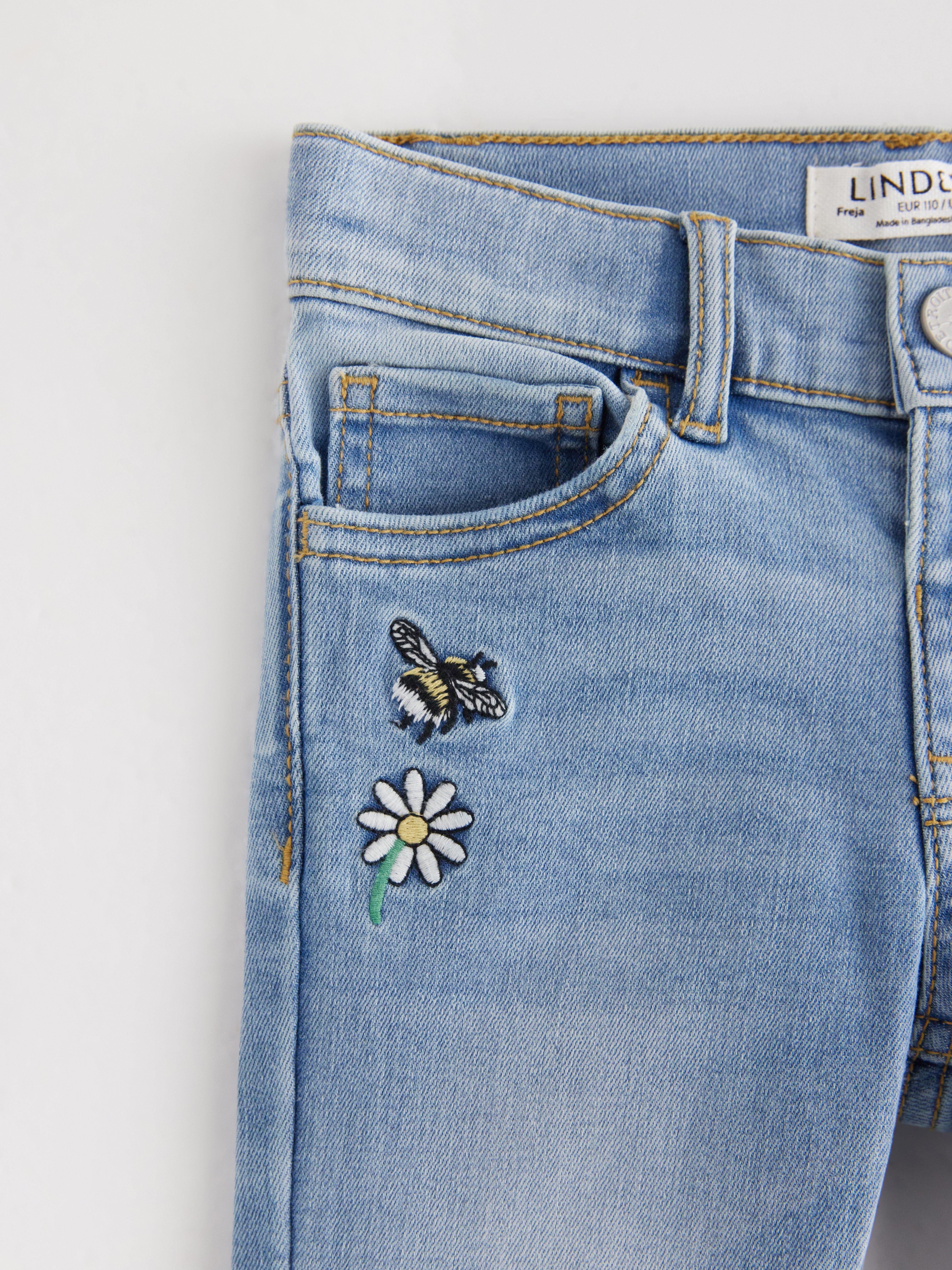 FREJA Jeans acampanados con bordados, mezclilla clara