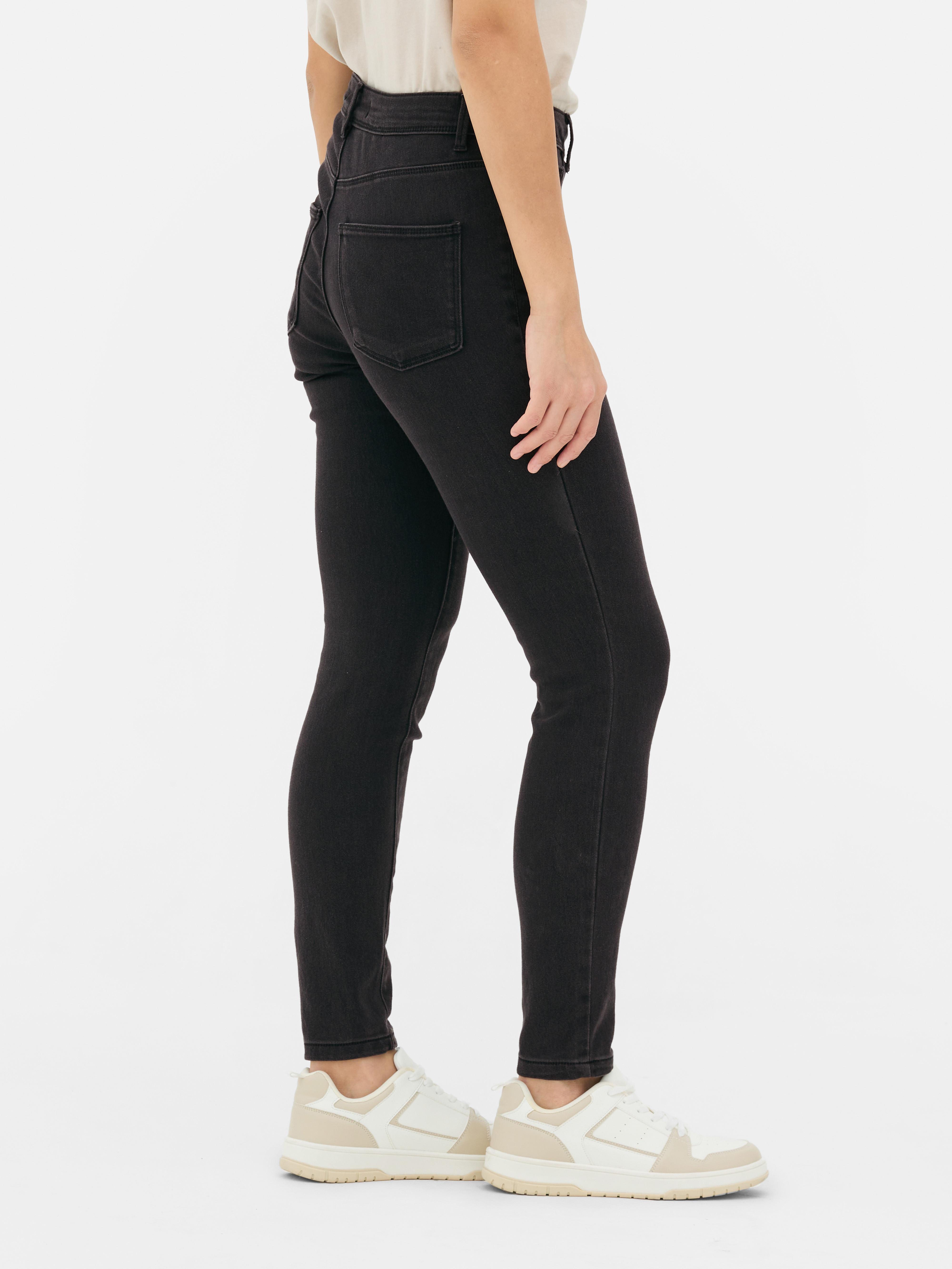 Blugi skinny simpli cu talie medie. Blugii sunt un must-have, iar noi adorăm acest stil mulat.