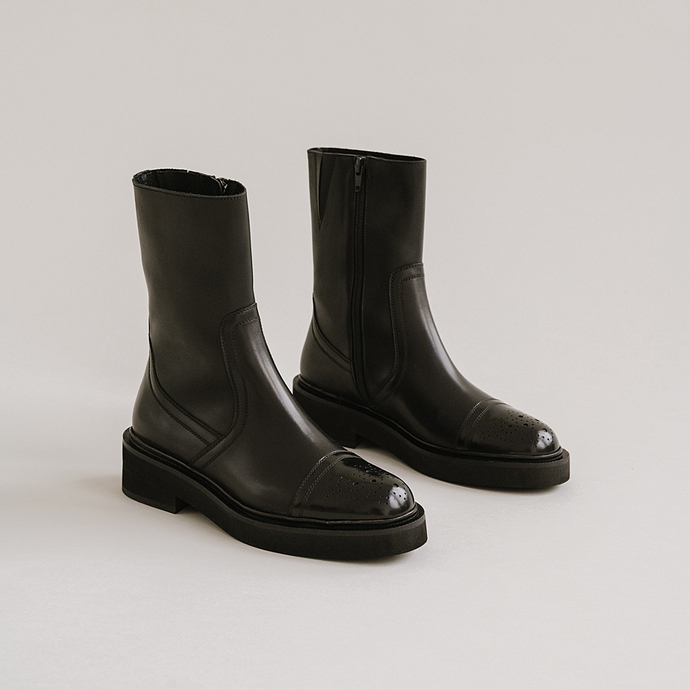 Bottines à empiecement et surpiqures  en cuir noir