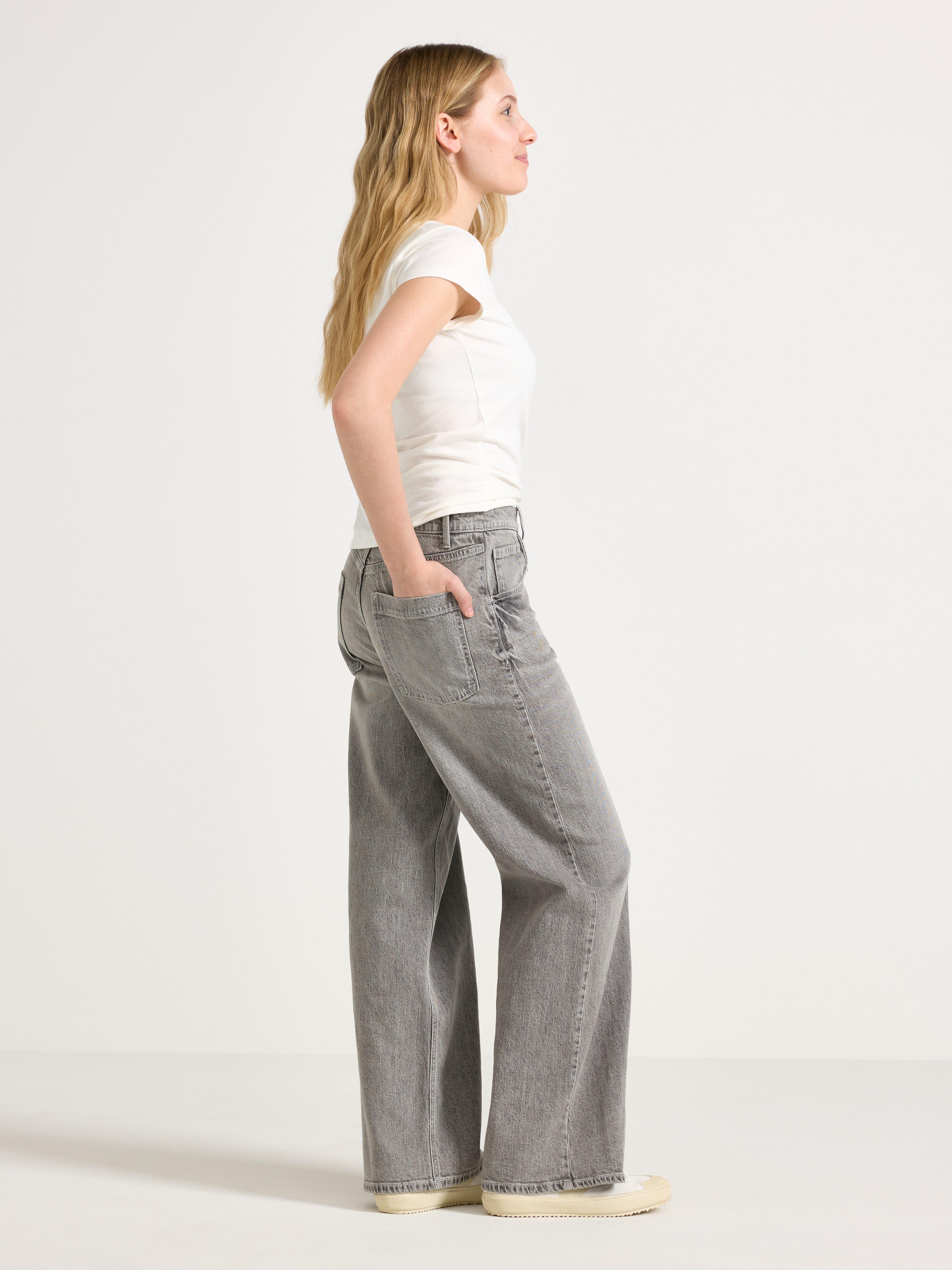 Pantalones vaqueros VEGA de pierna ancha, color gris.