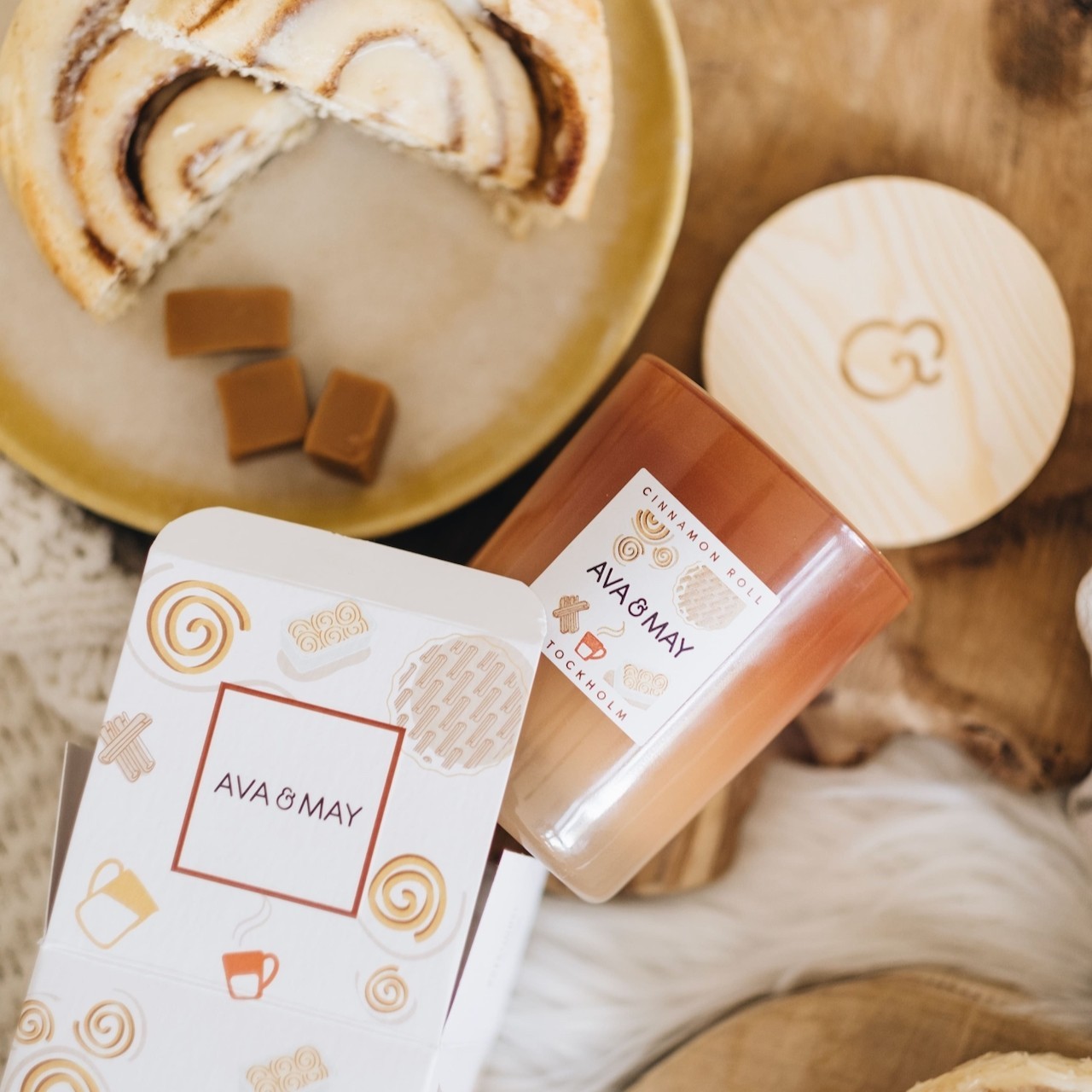 AVA & MAY Bougie parfumée Roulé à la Cannelle