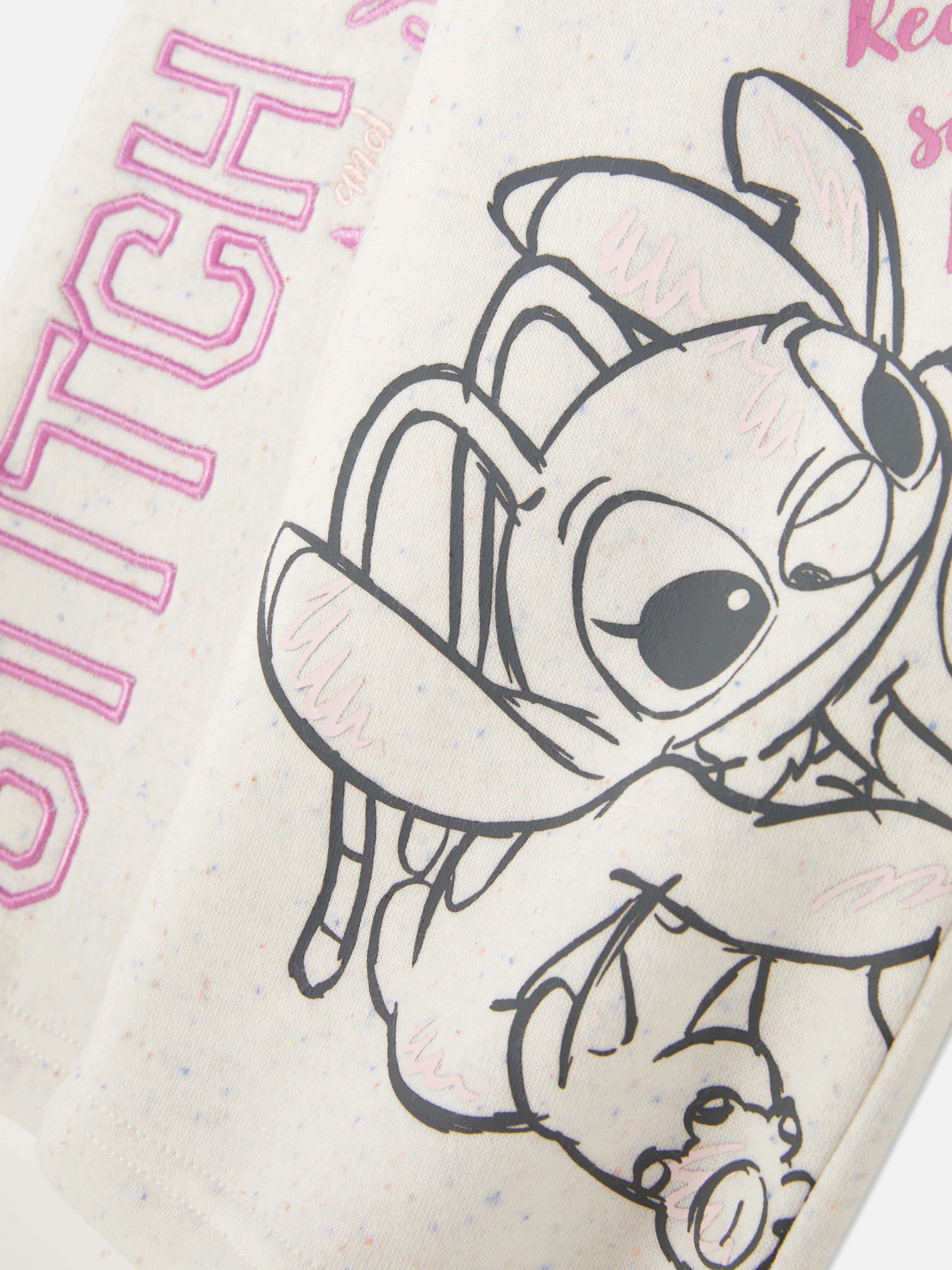 Passende Jogginghose mit Disney-Stitch-Print. Ein Sweatshirt mit Rundhalsausschnitt, überschnittenen Schultern, gerippten Bündchen und Stitch-Print.