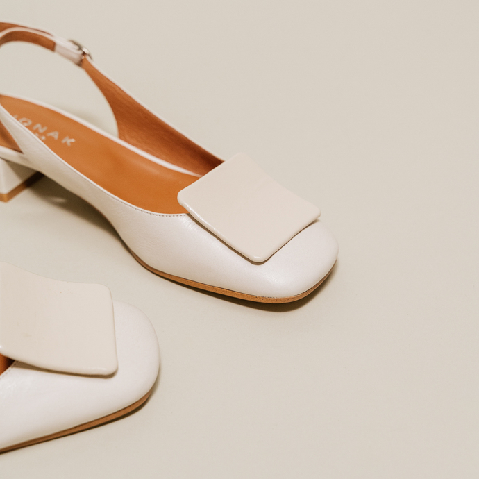 Ballerines slingback à bouts carrés  en vernis plissé écru