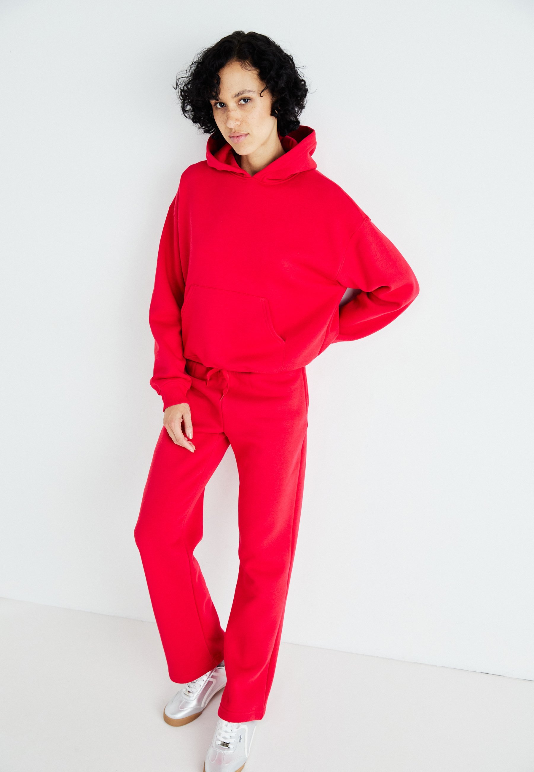 Sweat à capuche Gina Tricot BASIC ORIGINAL - Rouge à lèvres