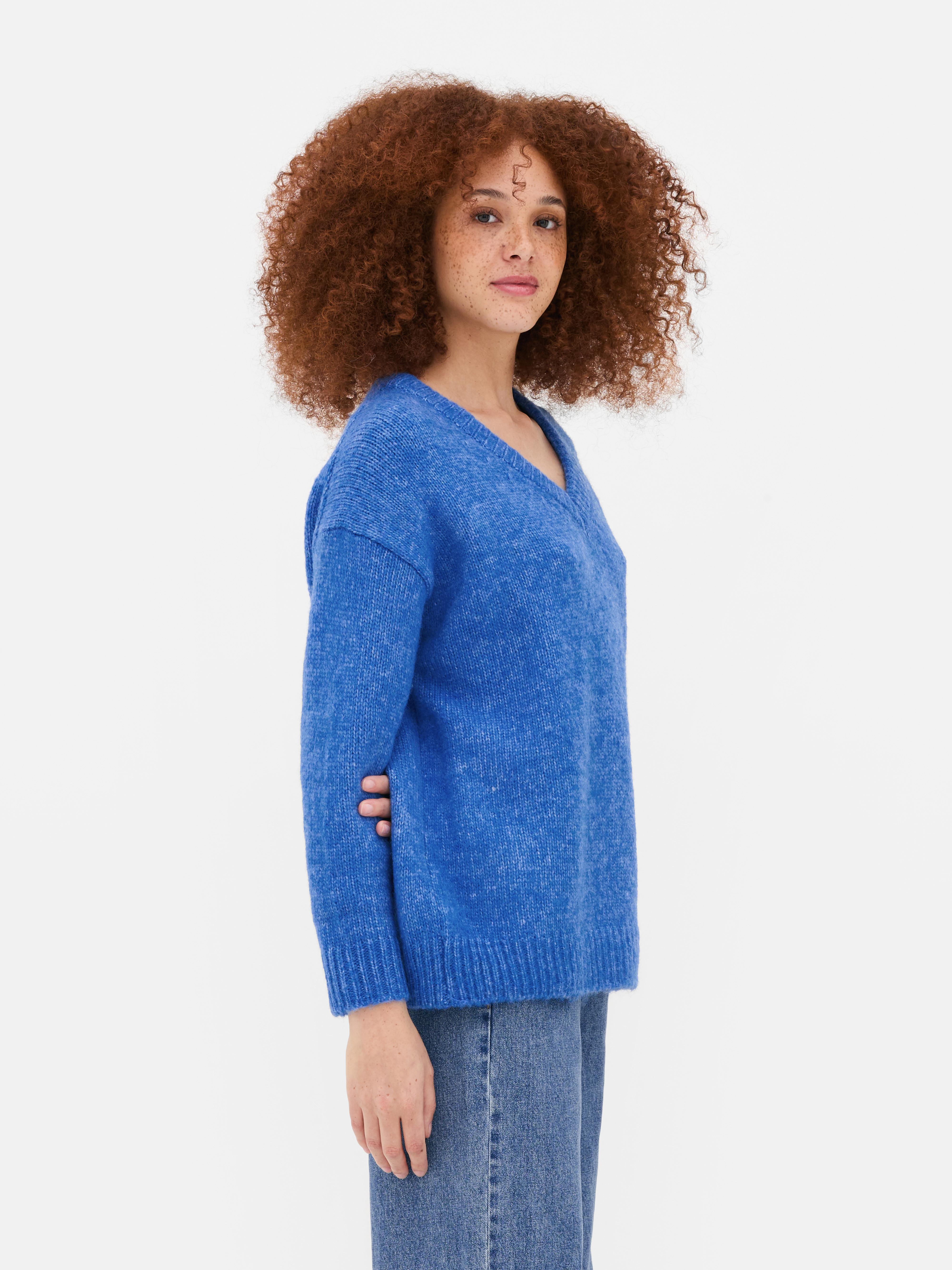 Locker geschnittener Pullover mit V-Ausschnitt, überschnittenen Schultern, gerippten Bündchen und angerauter Oberfläche