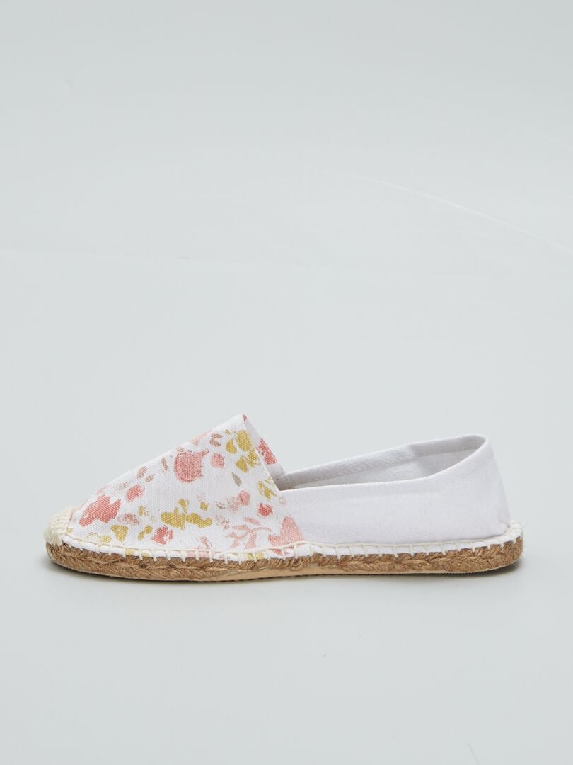 Alpargatas blancas con estampado floral y cuerda