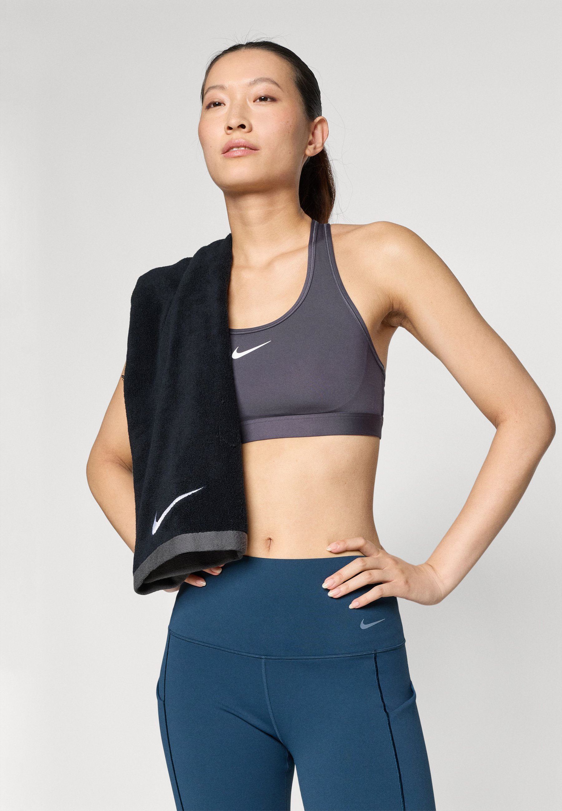 Nike Performance BRA - Sportbeha met gemiddelde ondersteuning - Thundergrijs/wit